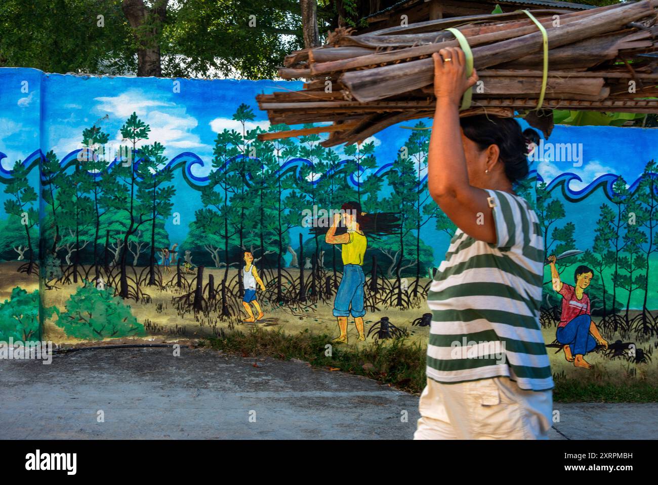 Die einheimische Frau trägt Holz auf Sipaway Island, San Carlos City, Negros Occidental, Philippinen Stockfoto