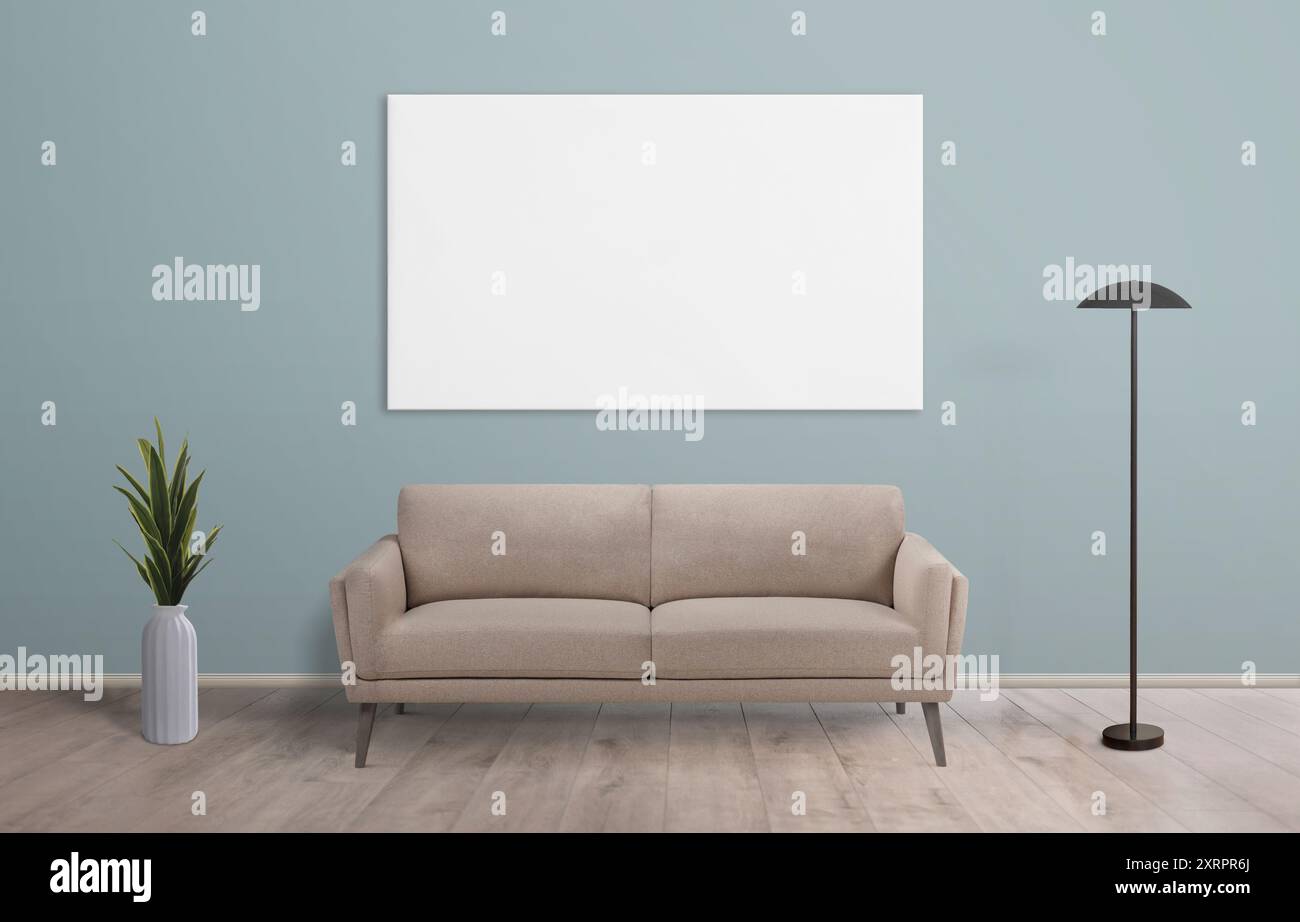 Horizontales Leinwandmockup im Wohnzimmer. Inneneinrichtung mit Sofa, Pflanze und Lampe. Ideale Vorlage für die Präsentation von Kunstleinen und die Präsentation von Inter Stockfoto