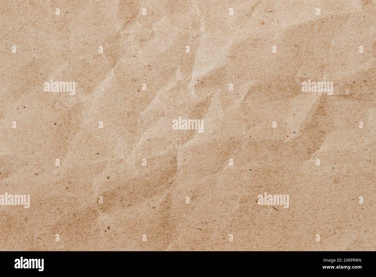 Nahaufnahme der zerknitterten braunen Papierstruktur, natürlichen Unvollkommenheiten, Hintergrunddesign Stockfoto