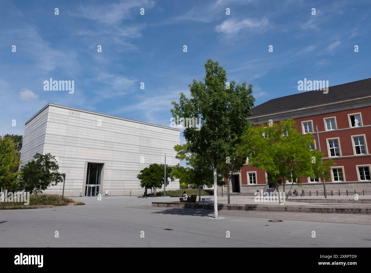 Bauhaus-Museum, das der Deutschen Kunstschule gewidmet ist und rechts Gauforum, ein Gebäudekomplex aus der Zeit des Nationalsozialismus Stockfoto