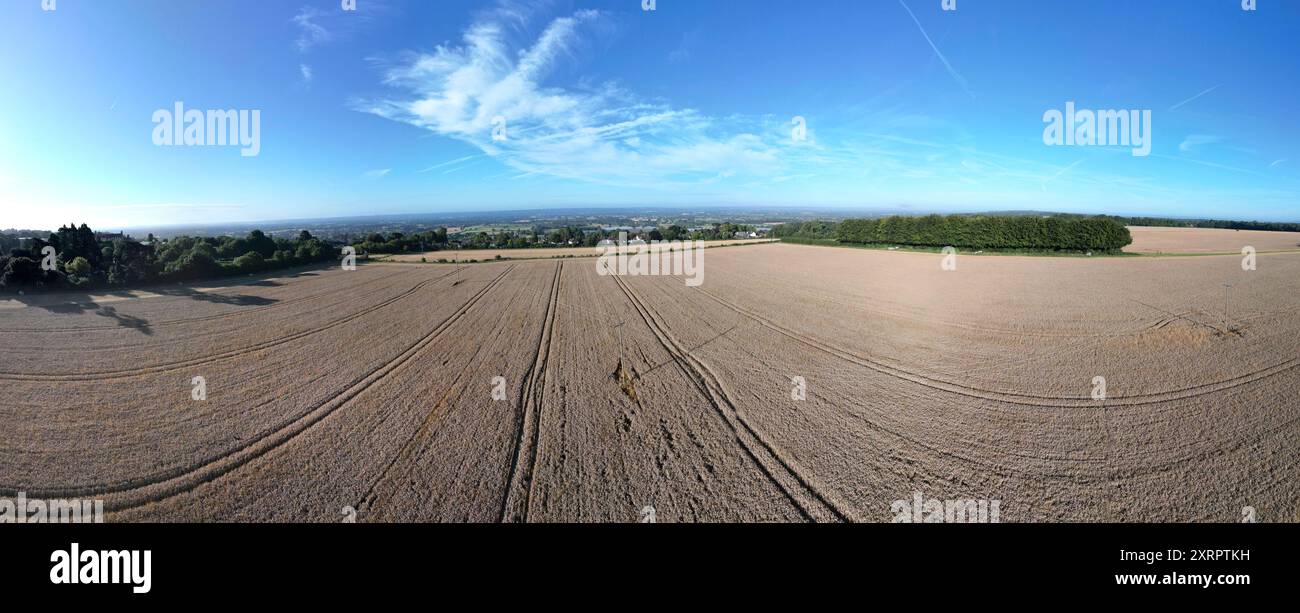 180-Grad-Panoramaaufnahme von Ackerland mit Blick nach Süden über den Weald of Kent in der Nähe des Dorfes Chart Sutton, nahe Maidstone, Kent, Großbritannien. A Stockfoto