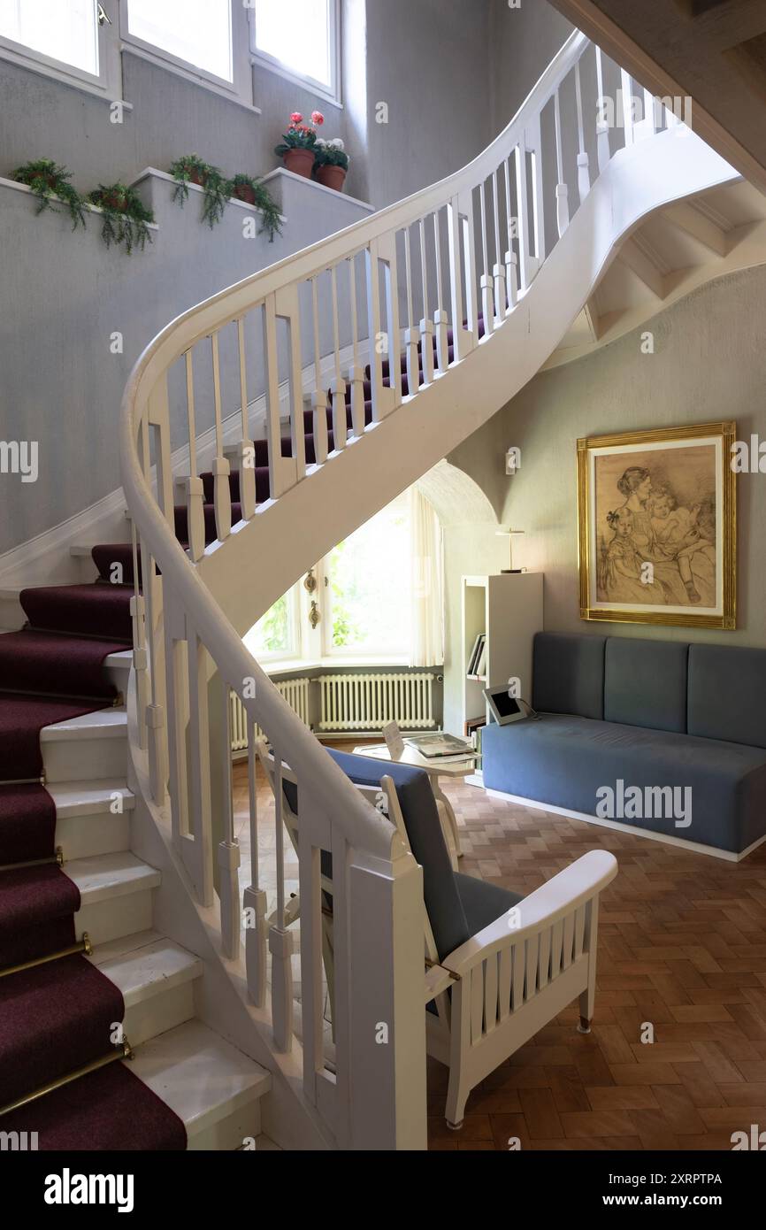 Treppe mit Familiengemälde im Haus hohe Pappeln, dem ehemaligen Wohnhaus des belgischen Jugendstilarchitekten und Designers Henry van de Velde Stockfoto