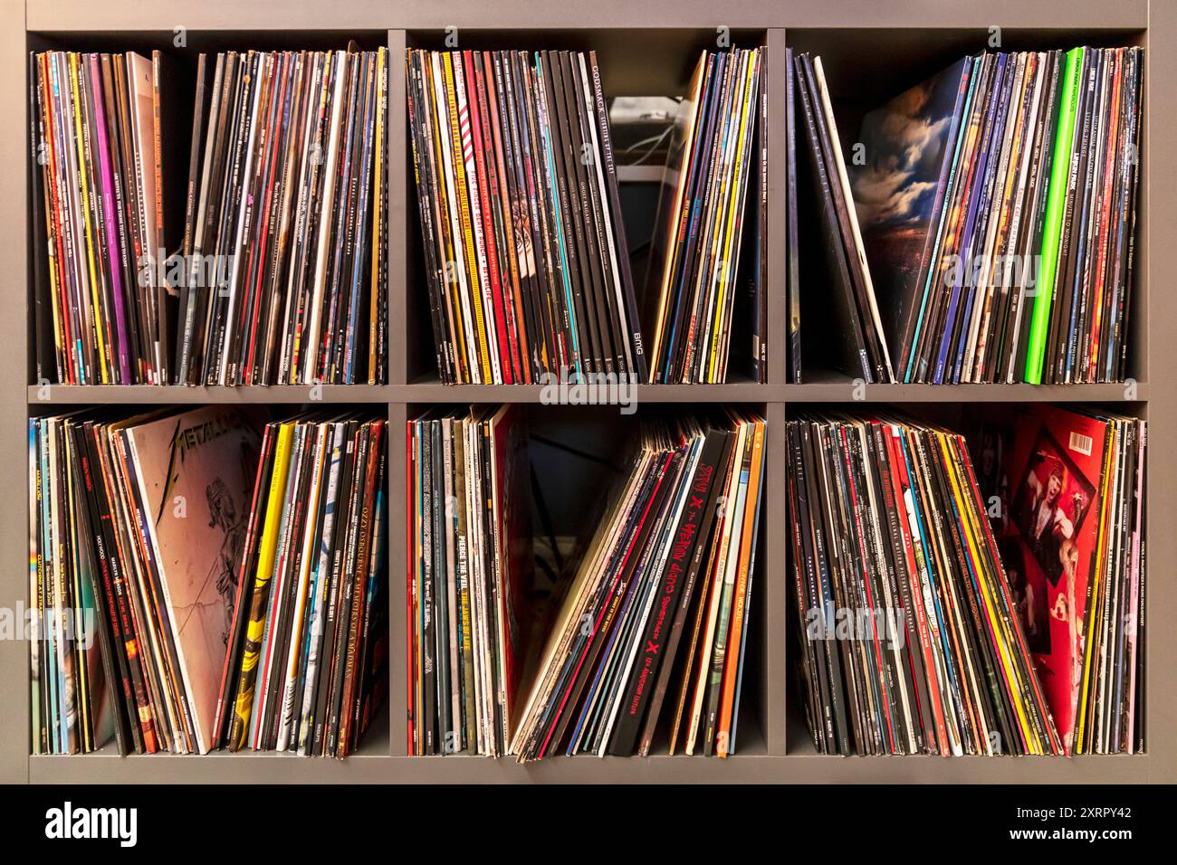 Heavy Metal Vinyl Records, Eine Sammlung von Schallplatten, ist auf einem Multi-Shelf-Gerät ordentlich organisiert, jedes Fach ist mit farbenfrohen Albumcover gefüllt Stockfoto