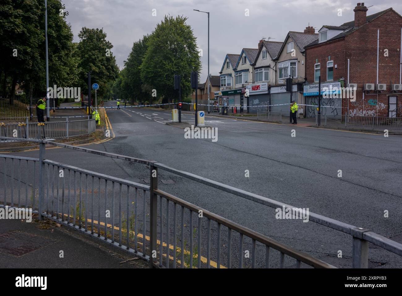 Sonntag, 11. August 2024 Detectives ermitteln, nachdem ein Mann bei einem Vorfall in Leeds am Sonntag, 11. August 2024, erschossen wurde. Um 14.47 Uhr wurde die Polizei vom Rettungsdienst kontaktiert, der zu dem Vorfall in der Stainbeck Road gerufen worden war. Bewaffnete Offiziere wurden am Tatort in der Nähe der Kreuzung mit der Stainbeck Avenue eingesetzt und fanden den Mann weiter oben auf der Stainbeck Road mit einer Schusswunde. Das Opfer, ein 27-jähriger Mann, wurde mit einem Krankenwagen zur Notfallbehandlung ins Krankenhaus gebracht. Er ist in einem stabilen Zustand und seine Verletzungen gelten nicht als lebensbedrohlich. Stockfoto