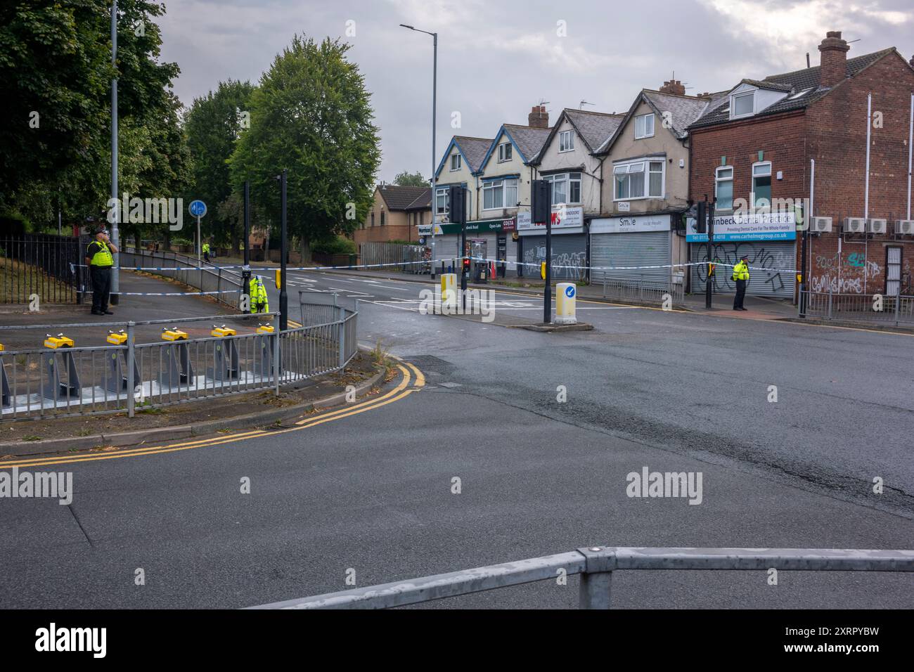 Sonntag, 11. August 2024 Detectives ermitteln, nachdem ein Mann bei einem Vorfall in Leeds am Sonntag, 11. August 2024, erschossen wurde. Um 14.47 Uhr wurde die Polizei vom Rettungsdienst kontaktiert, der zu dem Vorfall in der Stainbeck Road gerufen worden war. Bewaffnete Offiziere wurden am Tatort in der Nähe der Kreuzung mit der Stainbeck Avenue eingesetzt und fanden den Mann weiter oben auf der Stainbeck Road mit einer Schusswunde. Das Opfer, ein 27-jähriger Mann, wurde mit einem Krankenwagen zur Notfallbehandlung ins Krankenhaus gebracht. Er ist in einem stabilen Zustand und seine Verletzungen gelten nicht als lebensbedrohlich. Stockfoto