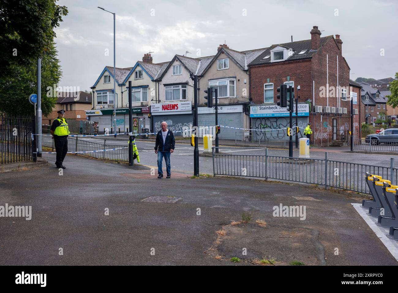 Sonntag, 11. August 2024 Detectives ermitteln, nachdem ein Mann bei einem Vorfall in Leeds am Sonntag, 11. August 2024, erschossen wurde. Um 14.47 Uhr wurde die Polizei vom Rettungsdienst kontaktiert, der zu dem Vorfall in der Stainbeck Road gerufen worden war. Bewaffnete Offiziere wurden am Tatort in der Nähe der Kreuzung mit der Stainbeck Avenue eingesetzt und fanden den Mann weiter oben auf der Stainbeck Road mit einer Schusswunde. Das Opfer, ein 27-jähriger Mann, wurde mit einem Krankenwagen zur Notfallbehandlung ins Krankenhaus gebracht. Er ist in einem stabilen Zustand und seine Verletzungen gelten nicht als lebensbedrohlich. Stockfoto