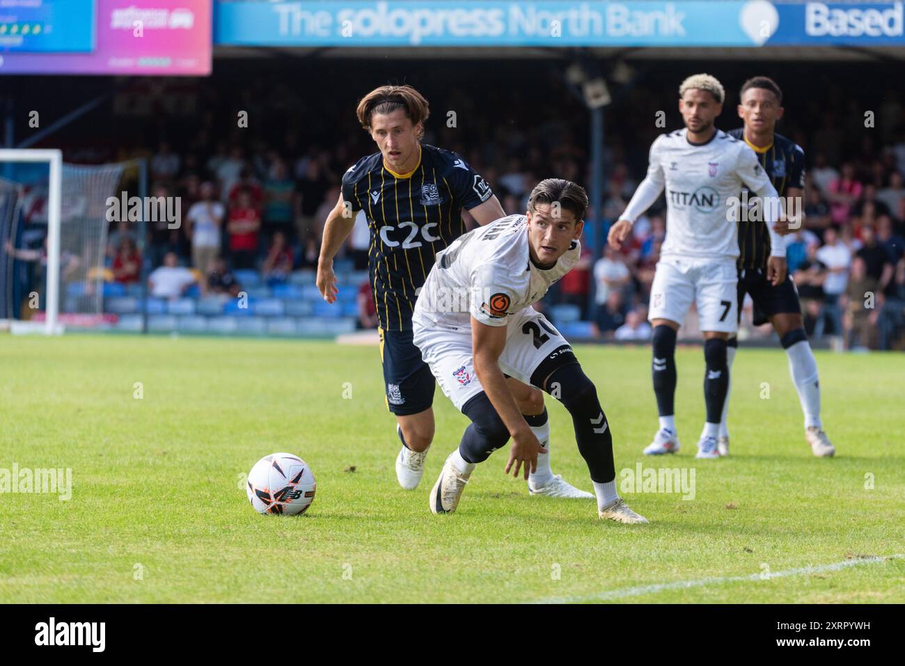 Southend Utd gegen York City 2024-25 in der Roots Hall. Das erste Spiel unter neuer COSU-Eigentümerschaft. Ricky Aguiar aus York City Stockfoto