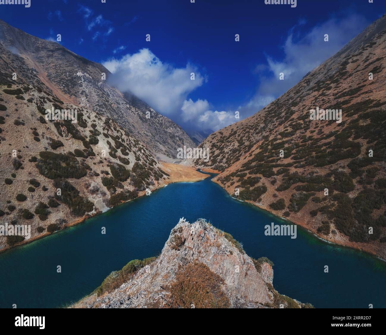 Panorama der Landschaft des Koksay-Sees mit blauem klarem Wasser in den Tien Shan-Bergen in Kasachstan im Herbst. Draufsicht von einer Drohne Stockfoto