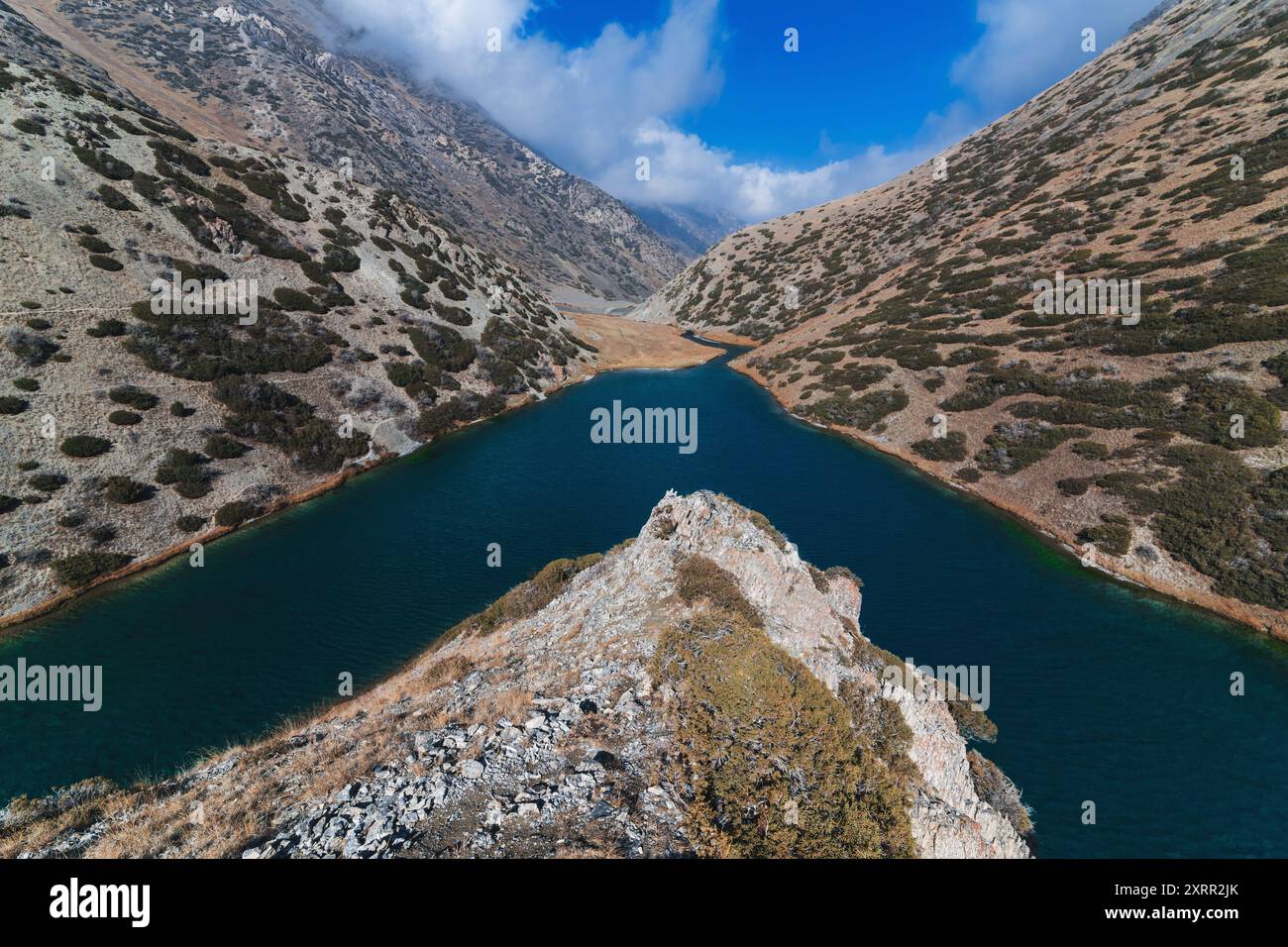 Panorama der Landschaft des Koksay-Sees mit blauem klarem Wasser in den Tien Shan-Bergen in Kasachstan im Herbst. Draufsicht von einer Drohne Stockfoto