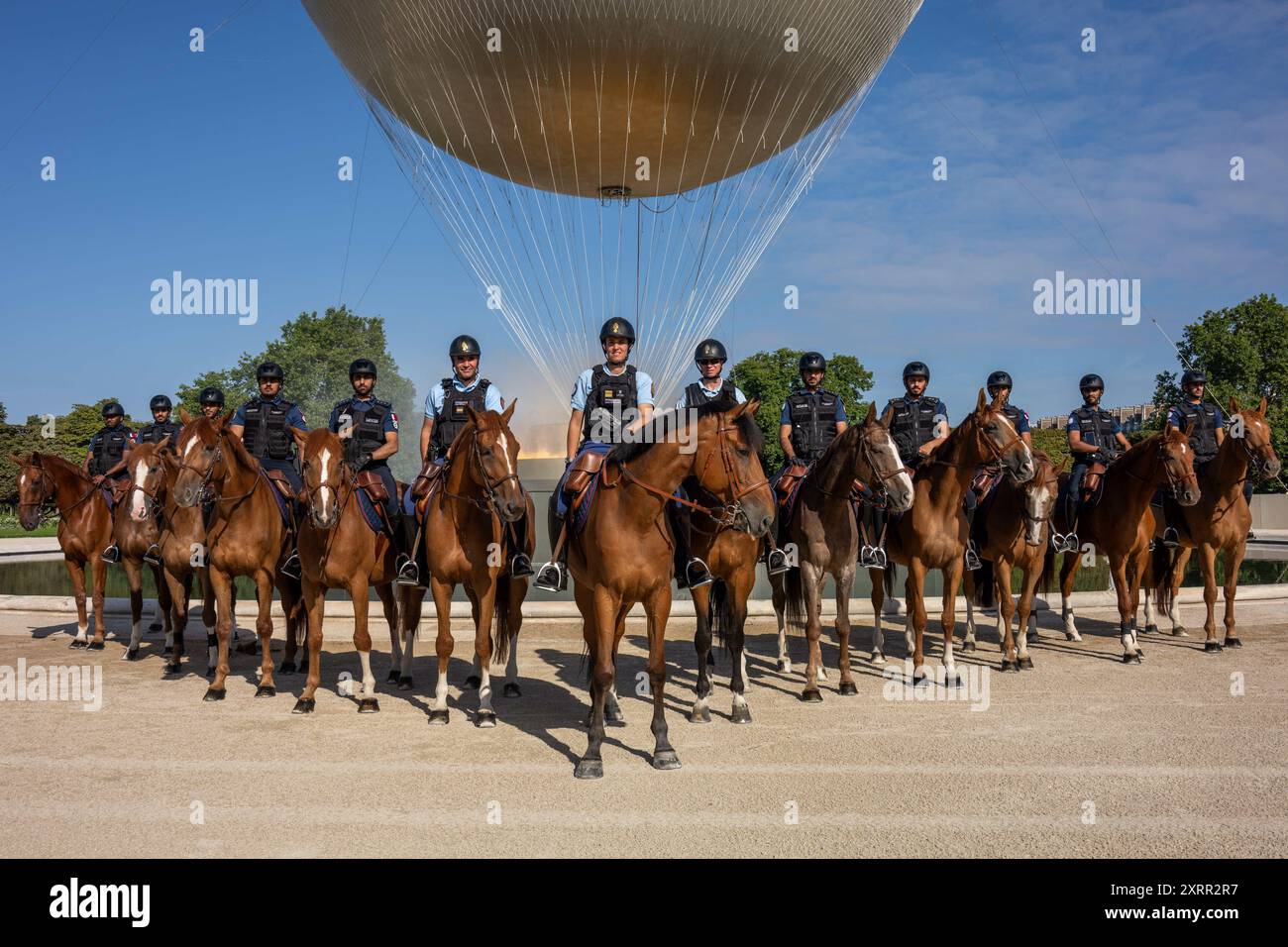 Paris, Frankreich. August 2024. Französische Offiziere der Republikanischen Garde (Garde Républicaine) und katarische Offiziere der Lekhwiya (Special Operation Forces) posieren neben dem Olympischen Kessel im Tuileriengarten in Paris, Frankreich, während sie gemeinsame Patrouillen während der Olympischen Spiele 2024 am 8. August 2024 durchführen. Foto: Balkis Press/ABACAPRESS. COM Credit: Abaca Press/Alamy Live News Stockfoto