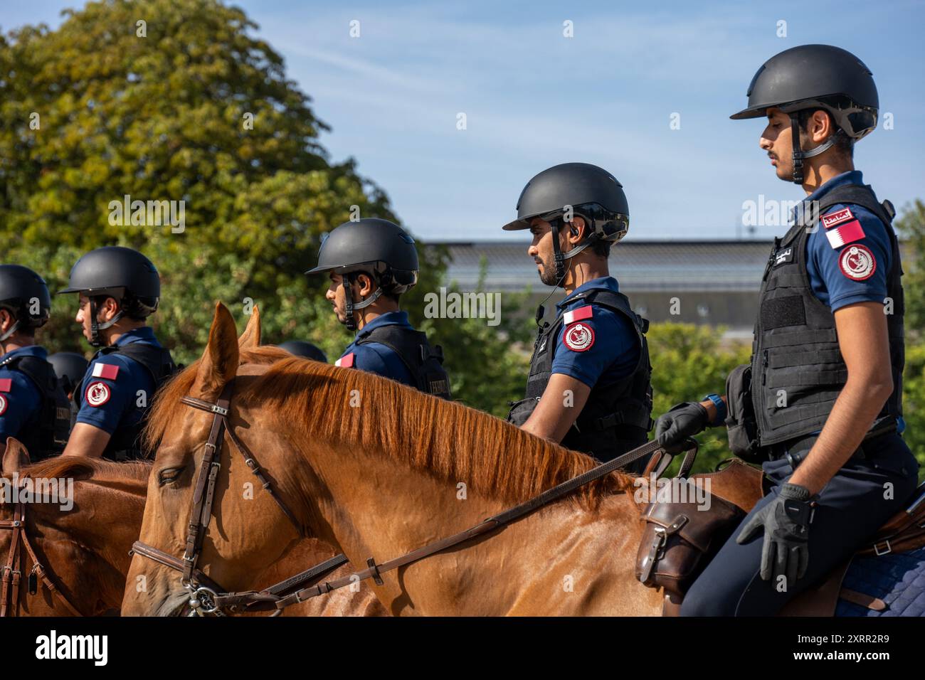 Paris, Frankreich. August 2024. Französische Offiziere der Republikanischen Garde (Garde Républicaine) und katarische Offiziere der Lekhwiya (Special Operation Forces) posieren neben dem Olympischen Kessel im Tuileriengarten in Paris, Frankreich, während sie gemeinsame Patrouillen während der Olympischen Spiele 2024 am 8. August 2024 durchführen. Foto: Balkis Press/ABACAPRESS. COM Credit: Abaca Press/Alamy Live News Stockfoto