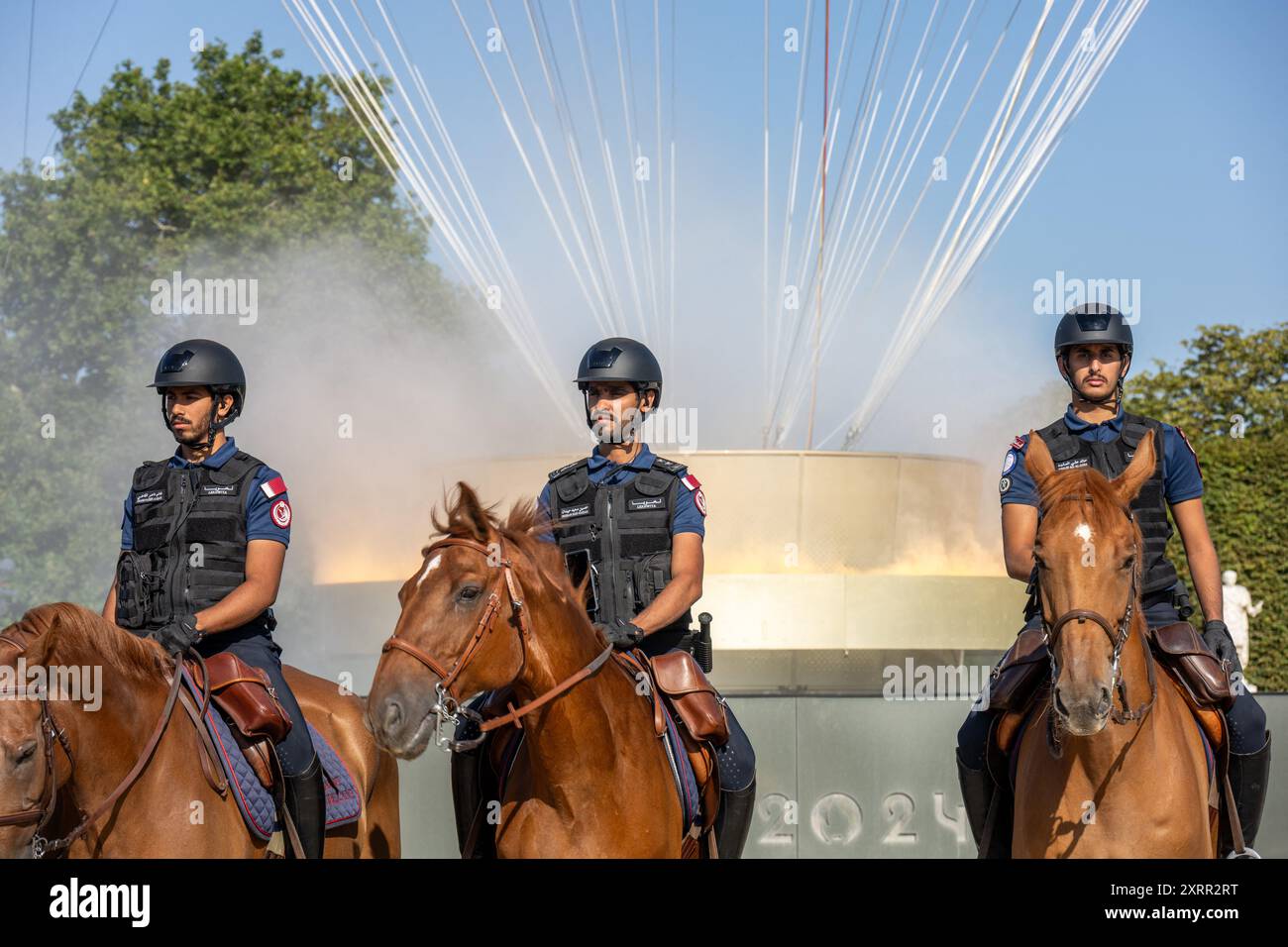 Paris, Frankreich. August 2024. Französische Offiziere der Republikanischen Garde (Garde Républicaine) und katarische Offiziere der Lekhwiya (Special Operation Forces) posieren neben dem Olympischen Kessel im Tuileriengarten in Paris, Frankreich, während sie gemeinsame Patrouillen während der Olympischen Spiele 2024 am 8. August 2024 durchführen. Foto: Balkis Press/ABACAPRESS. COM Credit: Abaca Press/Alamy Live News Stockfoto