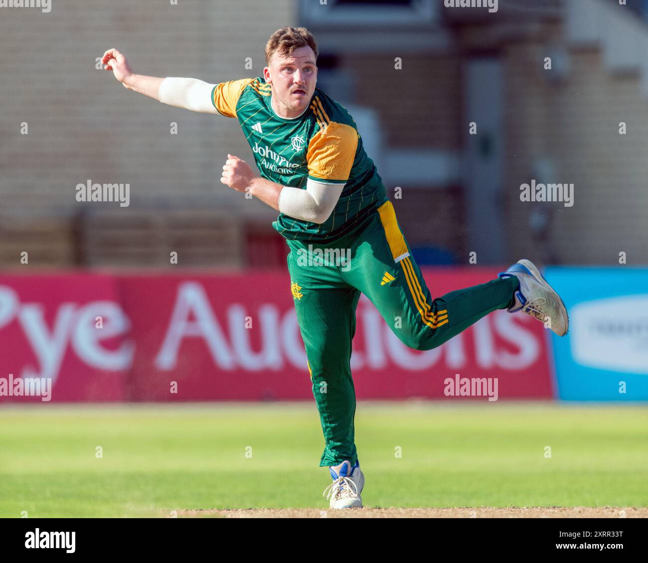 Nottingham, Vereinigtes Königreich 11. August 2024. Nottingham Outlaws gegen Essex CCC. Abgebildet: Liam PATTERSON-WHITE von Nottingham Outlaws Bowling während des Royal London One-Day Cup Matches Nottinghamshire gegen Essex in Trent Bridge, Nottingham, Vereinigtes Königreich, 11. August 2024. Quelle: Mark Dunn/Alamy Live News. Stockfoto