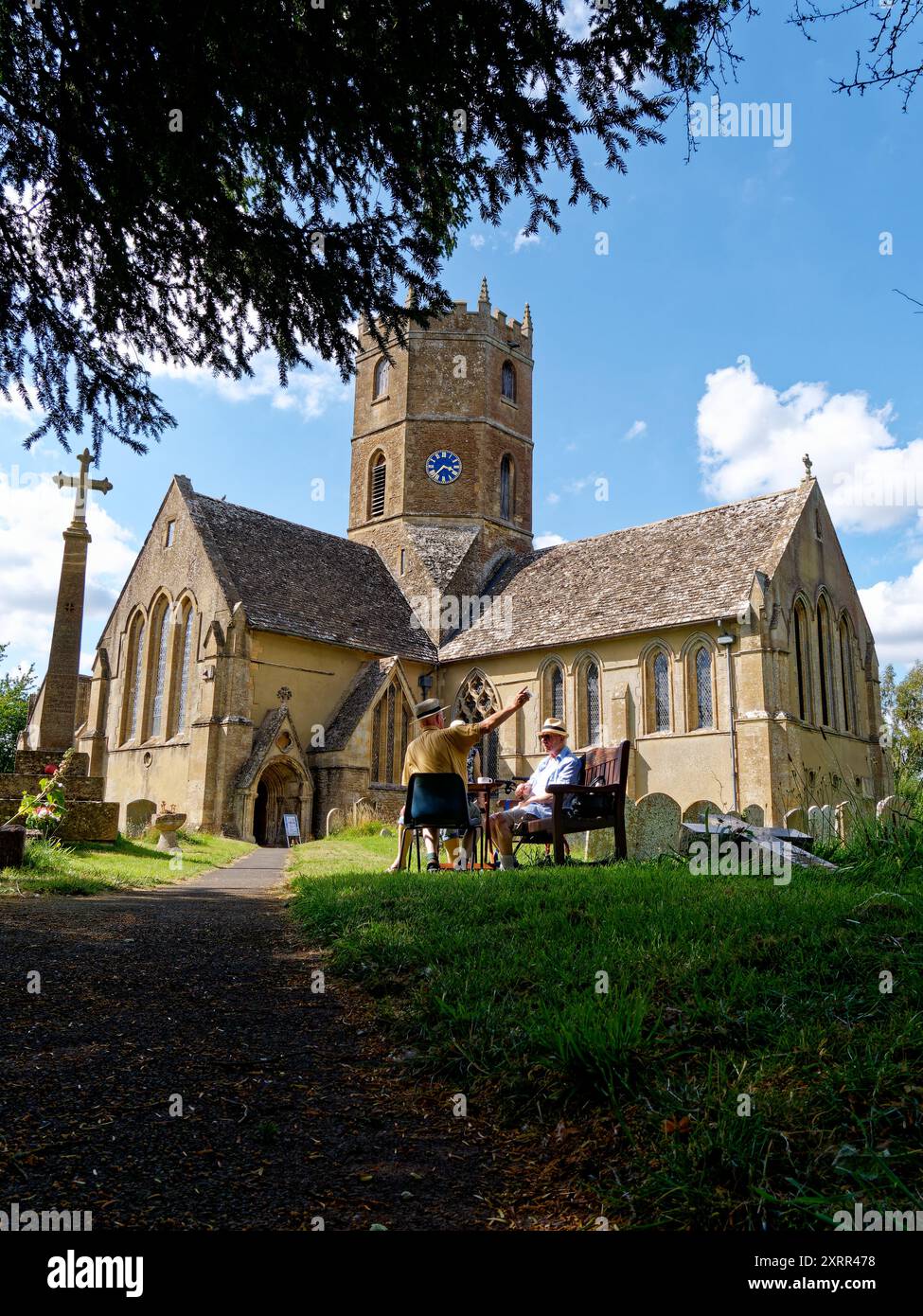 St Mary's Church und Friedhof mit Sitzplätzen im Freien mit Teilnehmern für eine Teeveranstaltung in Uffington, Oxfordshire, England, Großbritannien Stockfoto