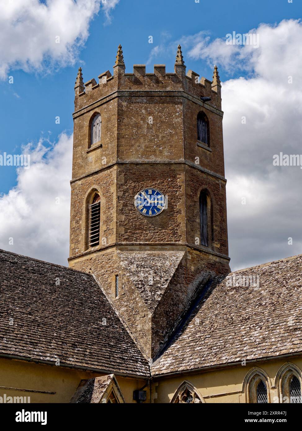 St Mary's Church Uhr und Glockenturm in Uffington, Oxfordshire, England, Großbritannien Stockfoto