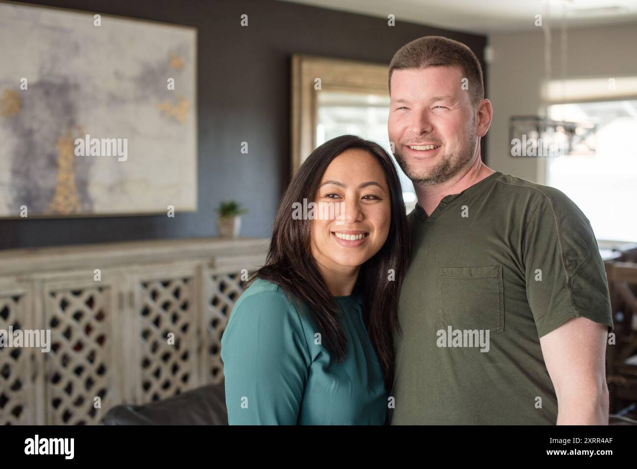 Lächelnd und zu Hause zur Seite schauend Stockfoto