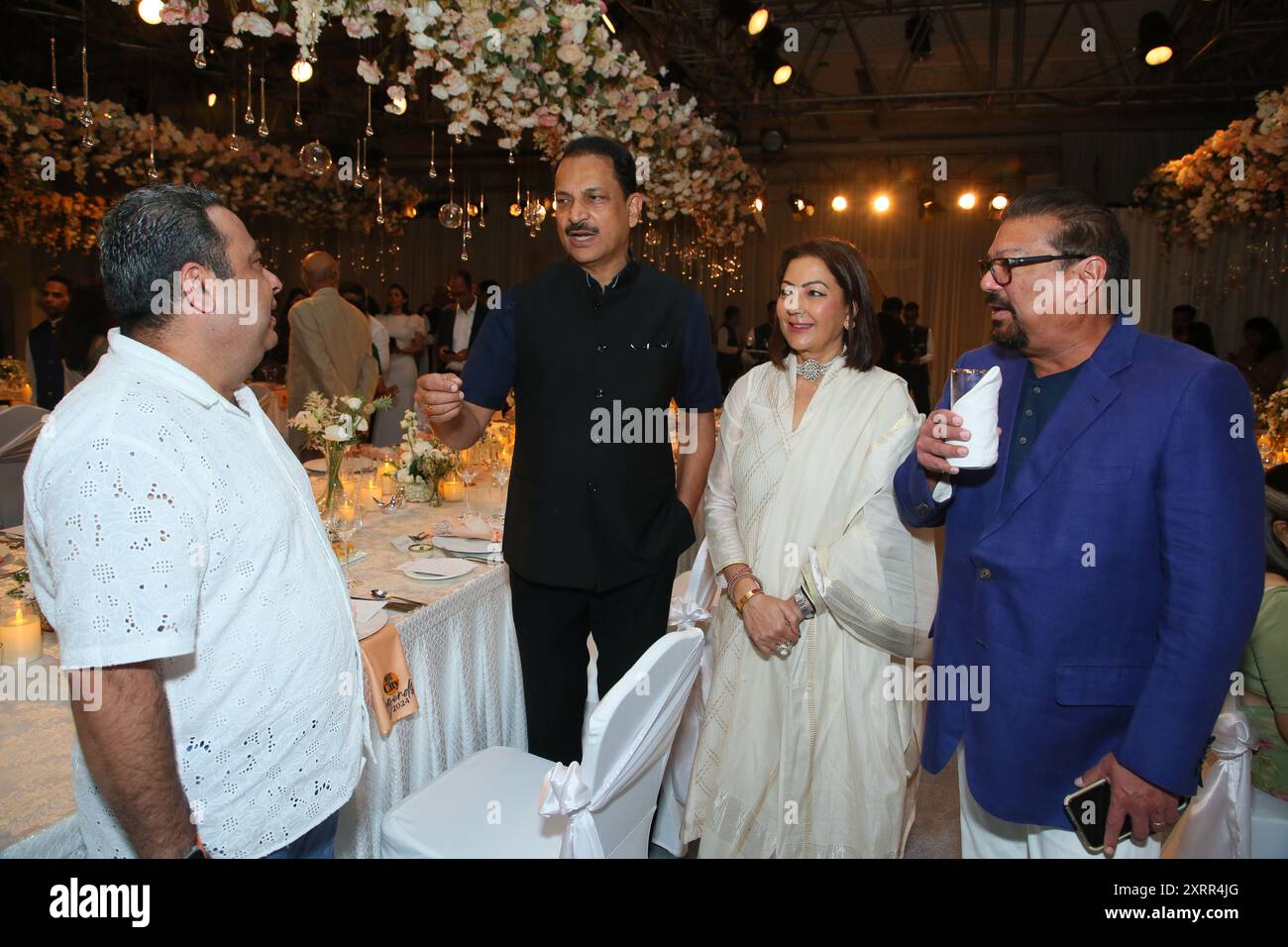 NEW DELHI, INDIEN - 28. JULI: (ANMERKUNG DER REDAKTION: Dies ist ein exklusives Bild der Hindustan Times/SIPA USA) Chef Manish Mehrotra mit BJP-Führer Rajiv Pratap Rudy und seiner Frau, Golfer Neelam Pratap Rudy und Autor, der Kolumnist Vir Sanghvi während der HT City Legends 2024 Awards anlässlich seines 25. Geburtstages im Taj Palace, Chanakyapuri am 28. Juli 2024 in Neu-Delhi, Indien. Diese Sit-Down-Soiree war eine Hommage an Berühmtheiten aus verschiedenen Bereichen, die ihre Berufe unauslöschlich geprägt haben. (Foto: Manoj Verma/Hindustan Times/SIPA USA ) Stockfoto