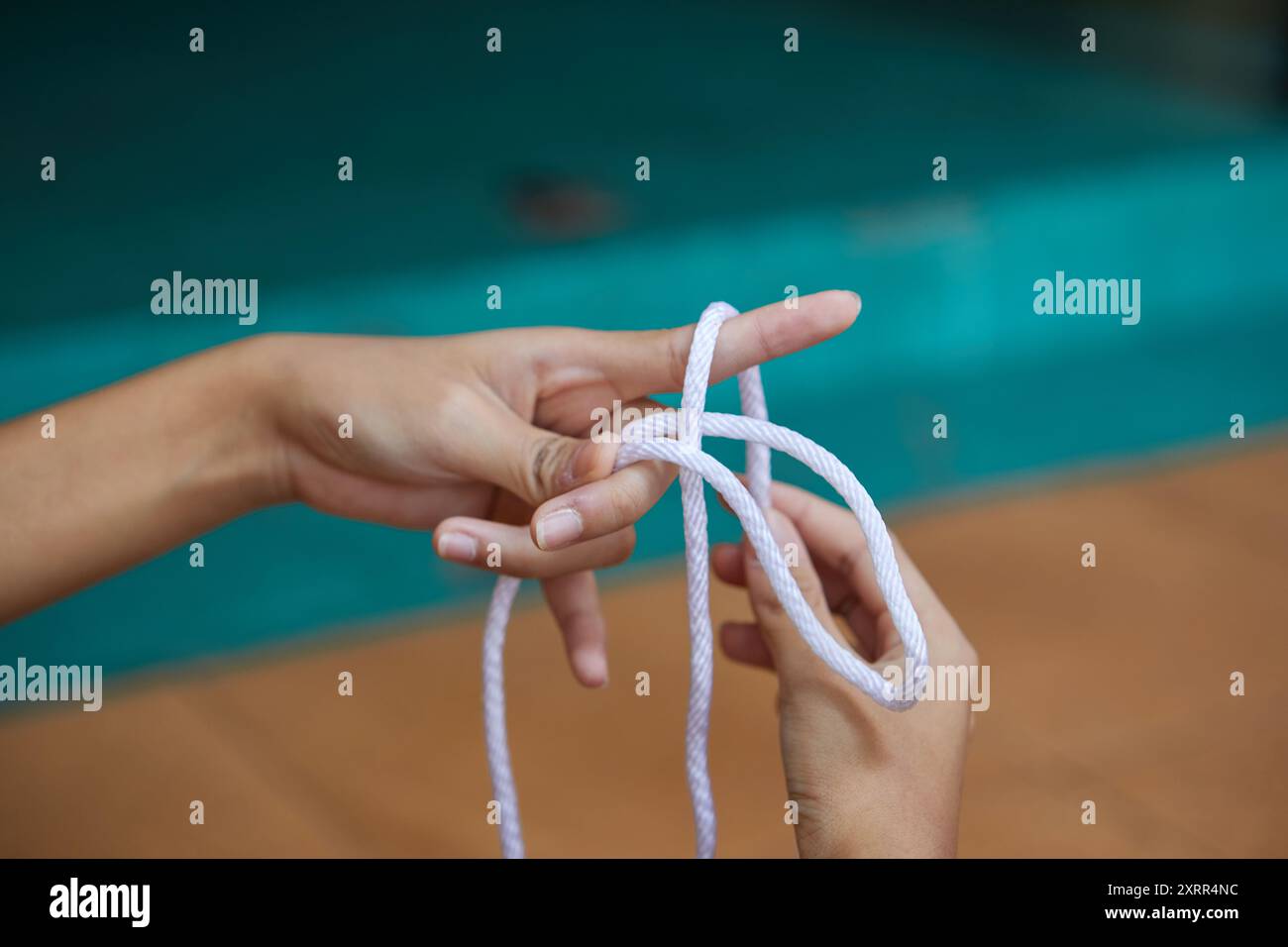 Pfadfinder lernen im Klassenzimmer, das Knoten-Muster zu binden Stockfoto