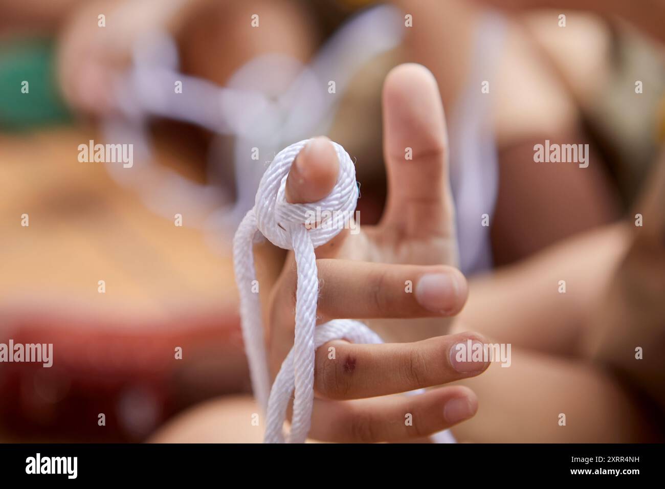 Pfadfinder lernen im Klassenzimmer, das Knoten-Muster zu binden Stockfoto