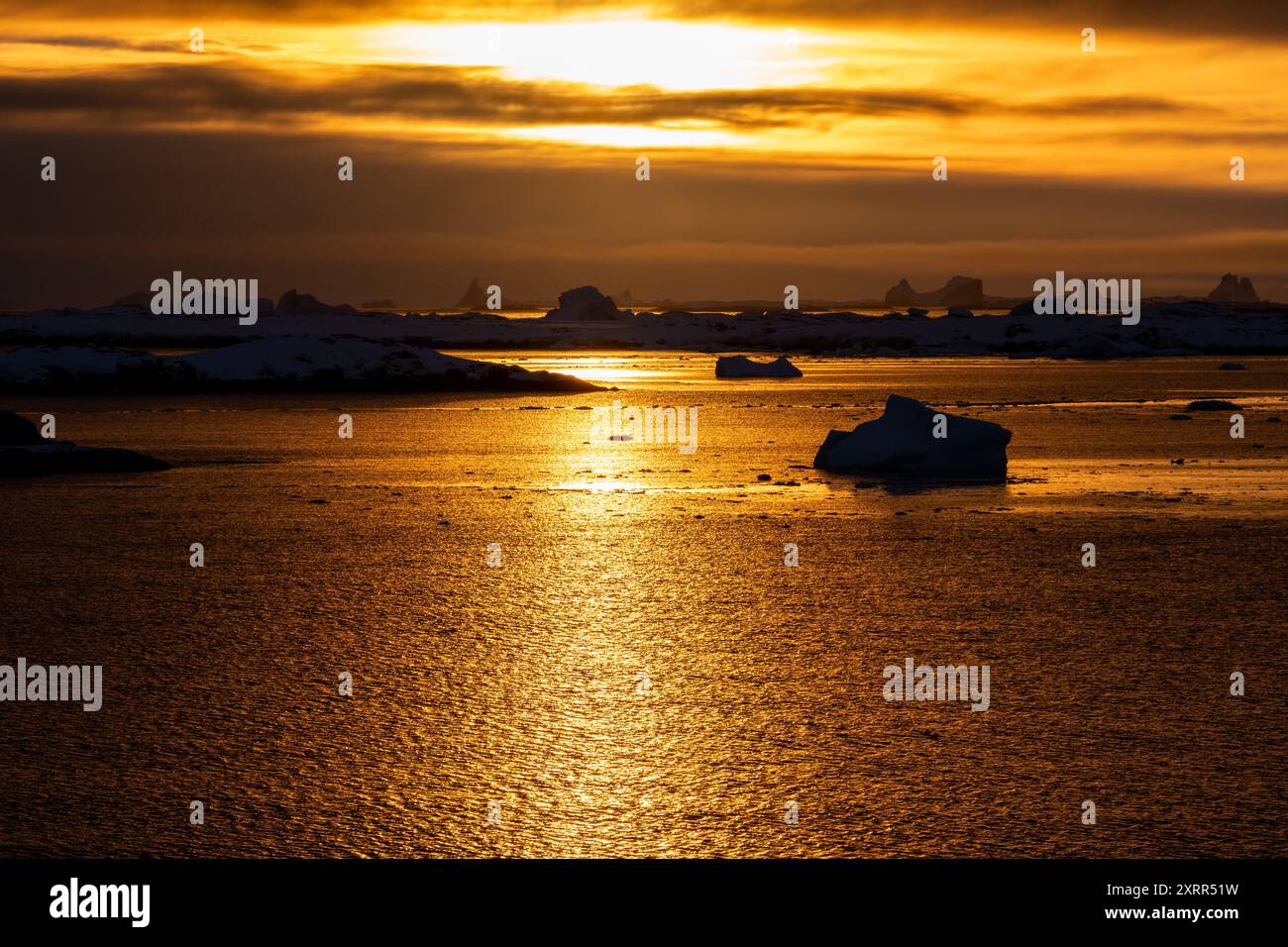 Sonnenuntergang in der Antarktis. Goldene Stunden Stockfoto