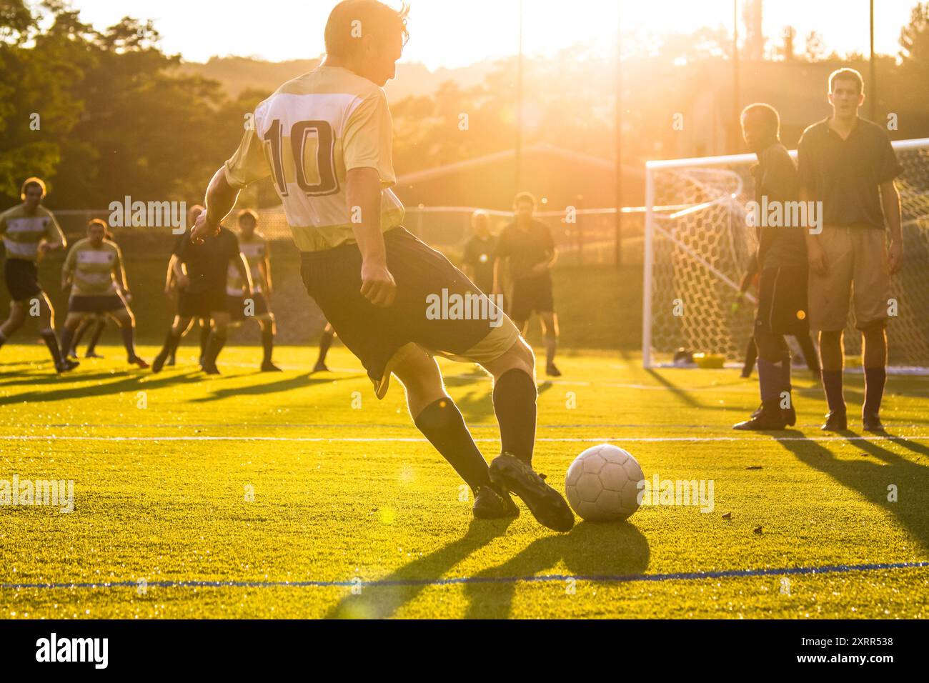 Ein Spieler gibt während eines Fußballspiels einen Eckstoß ab Stockfoto