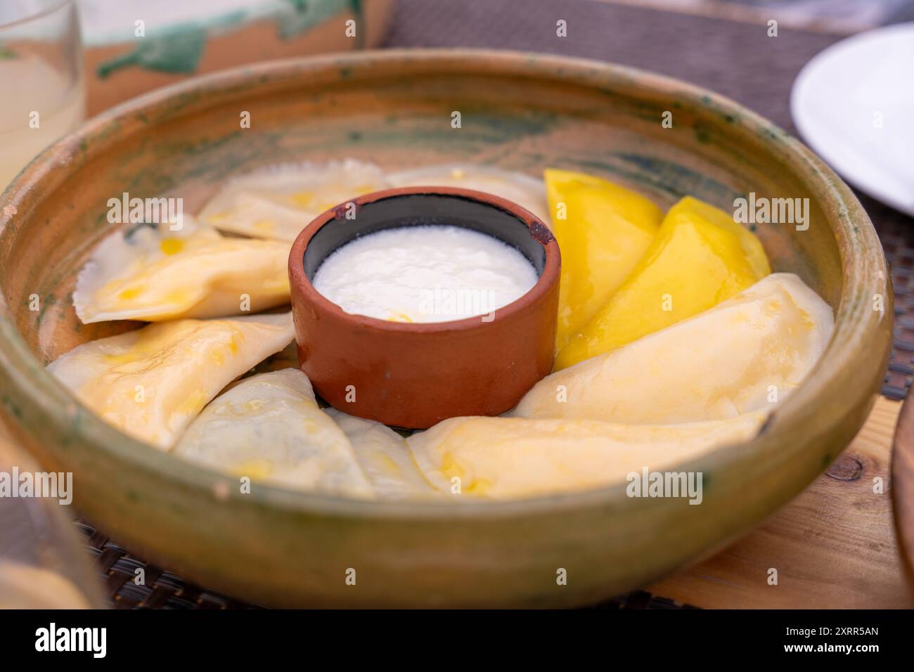 Eine Schüssel Essen mit einer weißen Soße Stockfoto