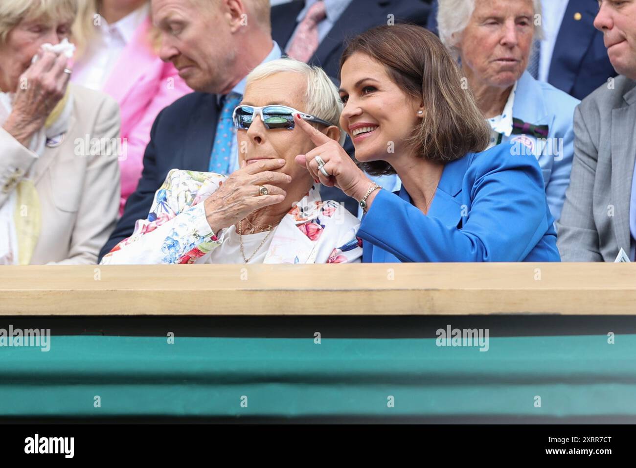 Martina Navratilova und ihre Partnerin Julia Lemigova beobachten die Action bei den Wimbledon Championships 2024 in London, England. Stockfoto