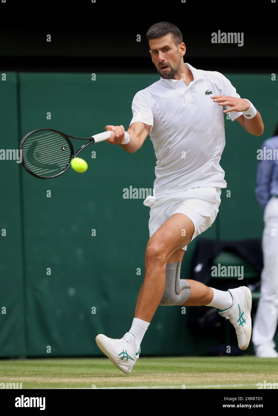 Der serbische Tennisspieler Novak Djokovic in Aktion bei den Wimbledon Championships 2024 in London, England. Stockfoto