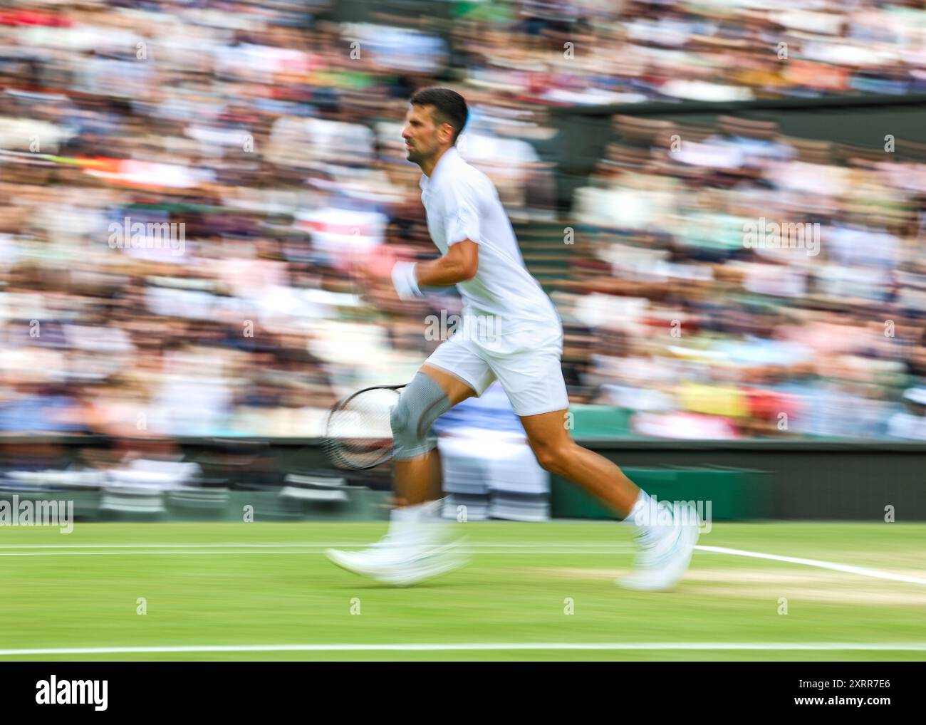 Der serbische Tennisspieler Novak Djokovic in Aktion bei den Wimbledon Championships 2024 in London, England. Stockfoto