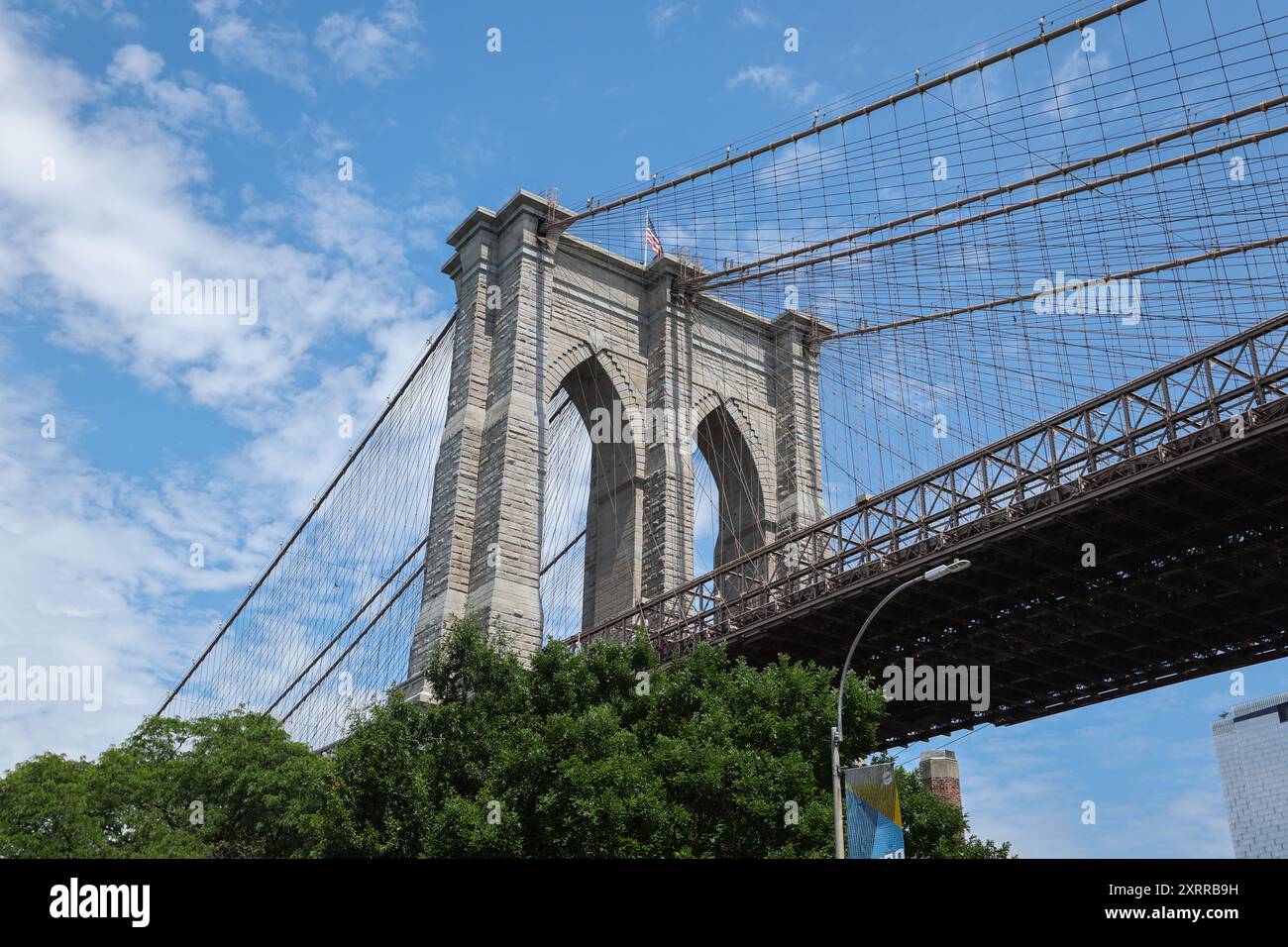 Allgemeine Ansicht der Brooklyn Bridge von der Brooklyn-Seite in New York City, New York, Vereinigte Staaten von Amerika Stockfoto