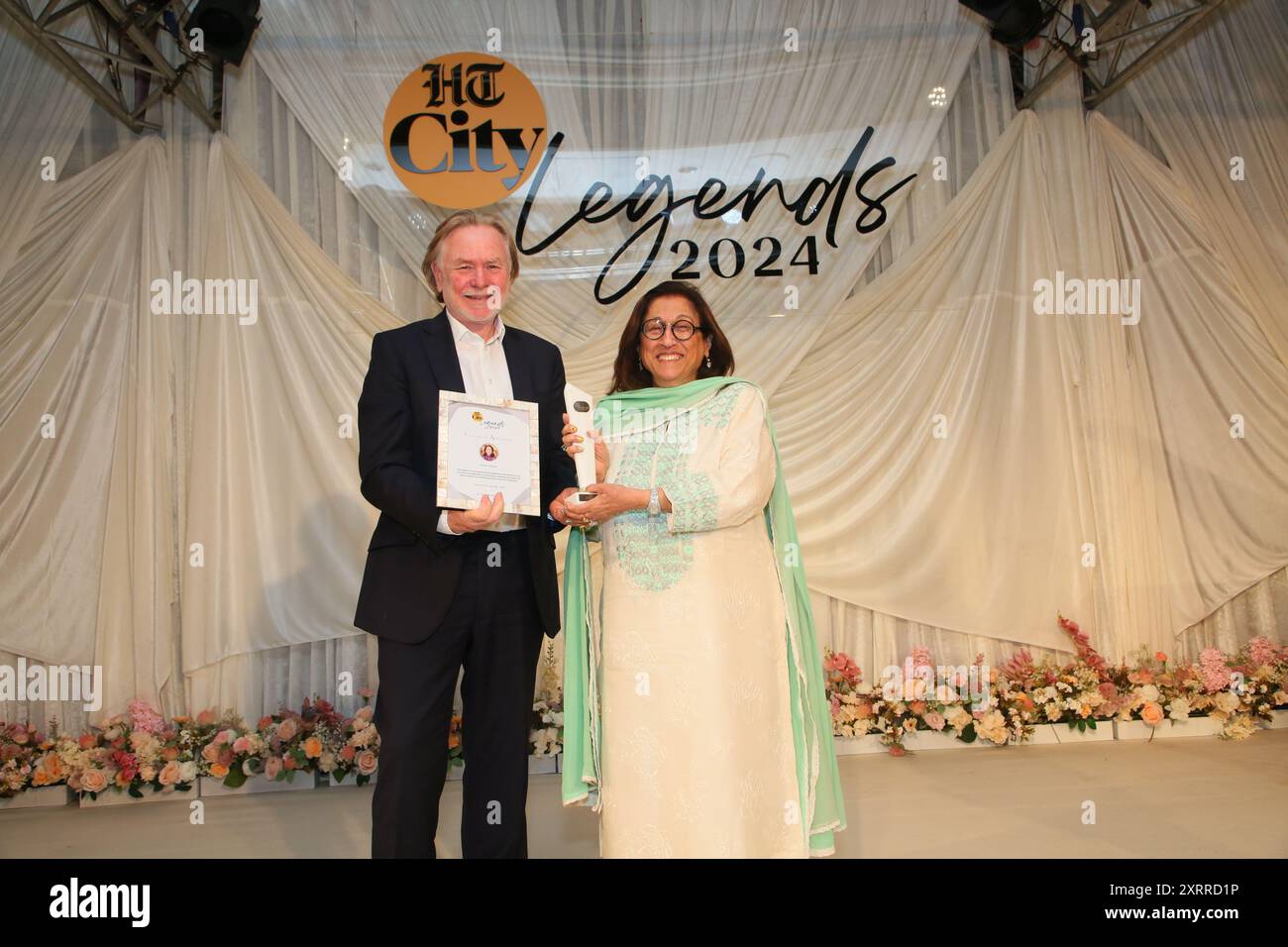 NEW DELHI, INDIEN - 28. JULI: (ANMERKUNG DER REDAKTION: dies ist ein exklusives Bild der Hindustan Times/SIPA USA) Philanthropin Kiran Nadar erhielt eine Auszeichnung vom australischen Hochkommissar Philip Green während der HT City Legends 2024 Awards anlässlich seines 25. Geburtstages im Taj Palace, Chanakyapuri am 28. Juli 2024 in Neu-Delhi, Indien. Diese Sit-Down-Soiree war eine Hommage an Berühmtheiten aus verschiedenen Bereichen, die ihre Berufe unauslöschlich geprägt haben. (Foto: Manoj Verma/Hindustan Times/SIPA USA ) Stockfoto