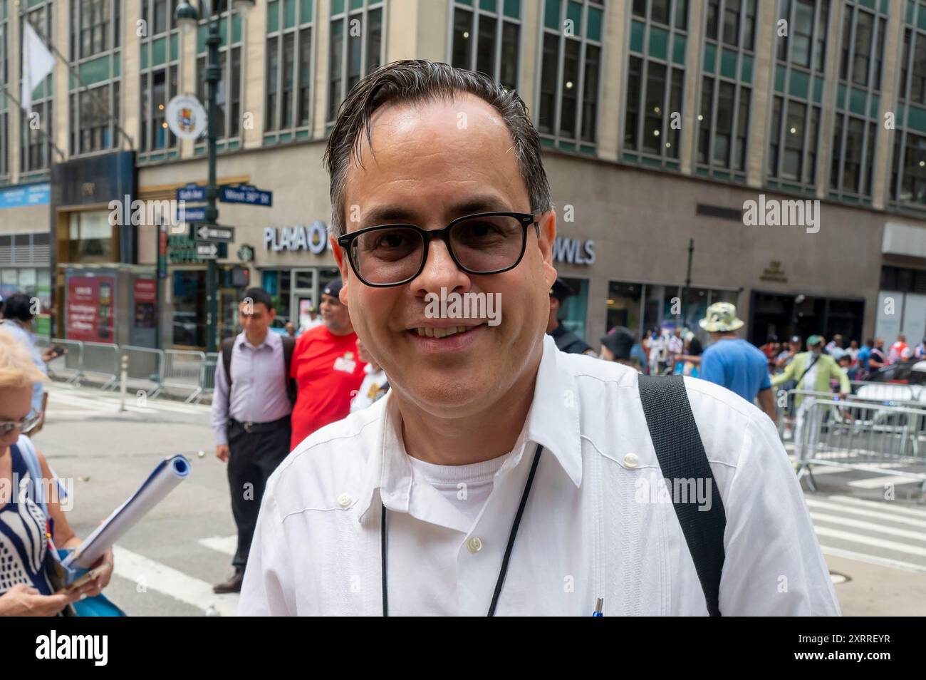 New York, New York, USA. August 2024. (NEU) 42bd jährliche Parade zum Dominikanischen Nationalfeiertag 2024. 11. August 2024, New York, New York, USA: Ismael Malave nimmt am 11. August 2024 an der Dominican Day Parade auf der 6th Avenue Teil. Die National Dominican Day Parade feierte 42 Jahre Marsch auf der Sixth Avenue in Manhattan. Die Parade feiert dominikanische Kultur, Folklore und Traditionen. (Foto: M10s/TheNews2) (Foto: M10s/Thenews2/Zumapress) (Bild: © Ron Adar/TheNEWS2 Via ZUMA Press Wire) NUR ZUR REDAKTIONELLEN VERWENDUNG! Nicht für kommerzielle ZWECKE! Stockfoto