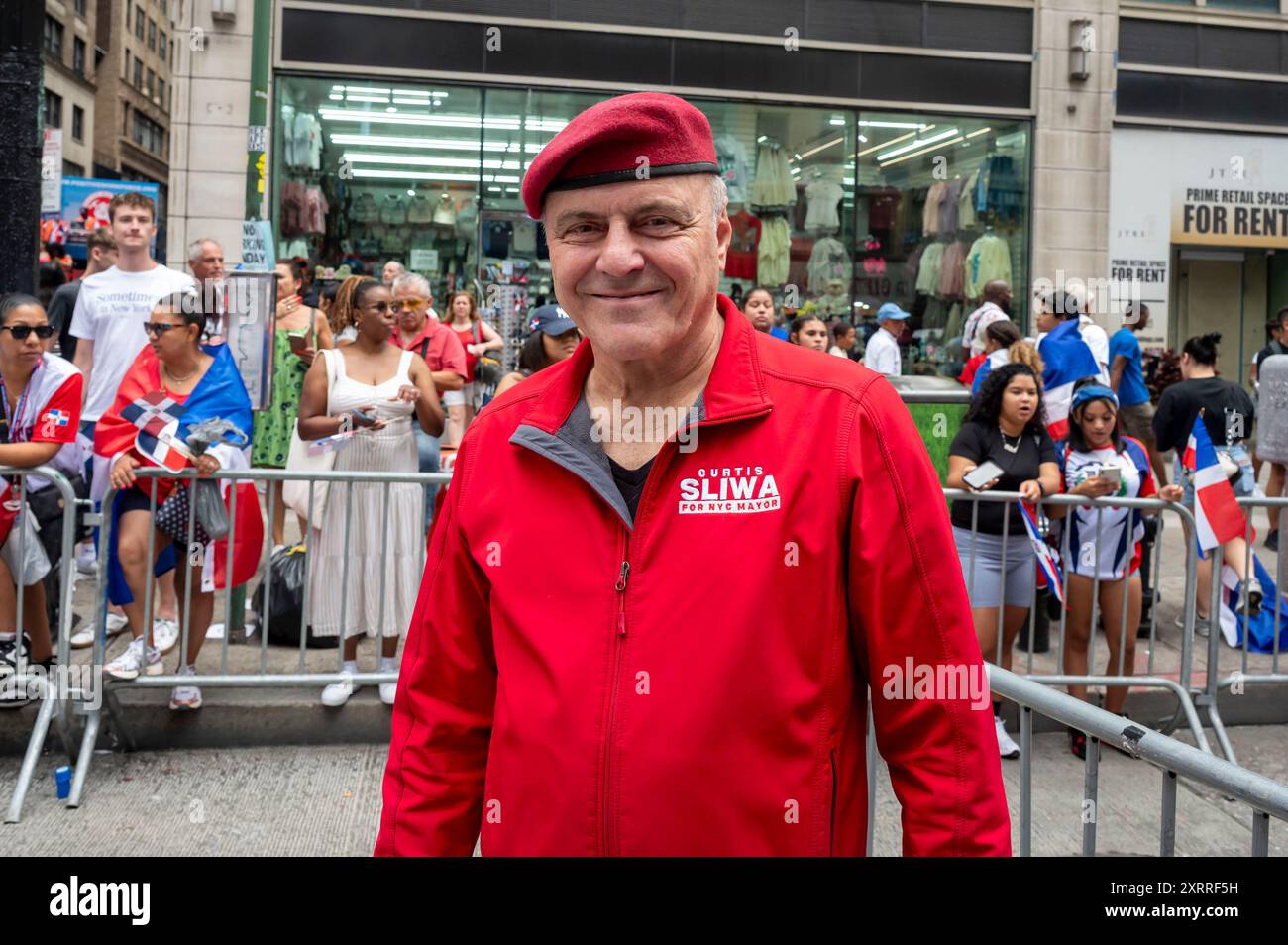 New York, New York, USA. August 2024. (NEU) 42bd jährliche Parade zum Dominikanischen Nationalfeiertag 2024. 11. August 2024, New York, New York, USA: Curtis Sliwa nimmt am 11. August 2024 an der Dominican Day Parade auf der 6th Avenue Teil. Die National Dominican Day Parade feierte 42 Jahre Marsch auf der Sixth Avenue in Manhattan. Die Parade feiert dominikanische Kultur, Folklore und Traditionen. (Foto: M10s/TheNews2) (Foto: M10s/Thenews2/Zumapress) (Bild: © Ron Adar/TheNEWS2 Via ZUMA Press Wire) NUR ZUR REDAKTIONELLEN VERWENDUNG! Nicht für kommerzielle ZWECKE! Stockfoto