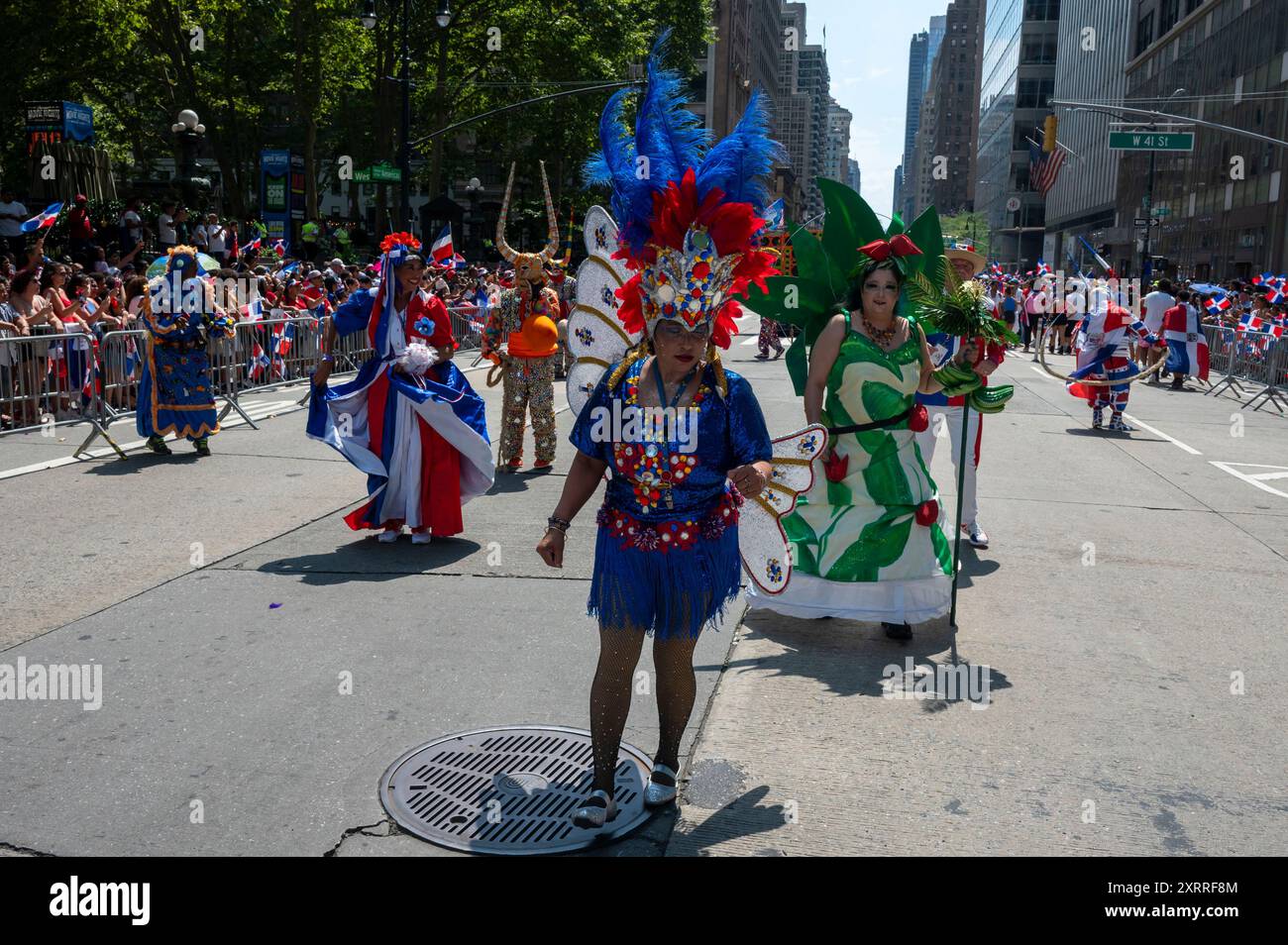 New York, New York, USA. August 2024. (NEU) 42bd jährliche Parade zum Dominikanischen Nationalfeiertag 2024. 11. August 2024, New York, USA: Teilnehmer des kostümmarsches bei der Dominican Day Parade auf der 6th Avenue am 11. August 2024 in New York City. Die National Dominican Day Parade feierte 42 Jahre Marsch auf der Sixth Avenue in Manhattan. Die Parade feiert dominikanische Kultur, Folklore und Traditionen. (Foto: M10s/TheNews2) (Foto: M10s/Thenews2/Zumapress) (Bild: © Ron Adar/TheNEWS2 Via ZUMA Press Wire) NUR ZUR REDAKTIONELLEN VERWENDUNG! Nicht für kommerzielle ZWECKE! Stockfoto