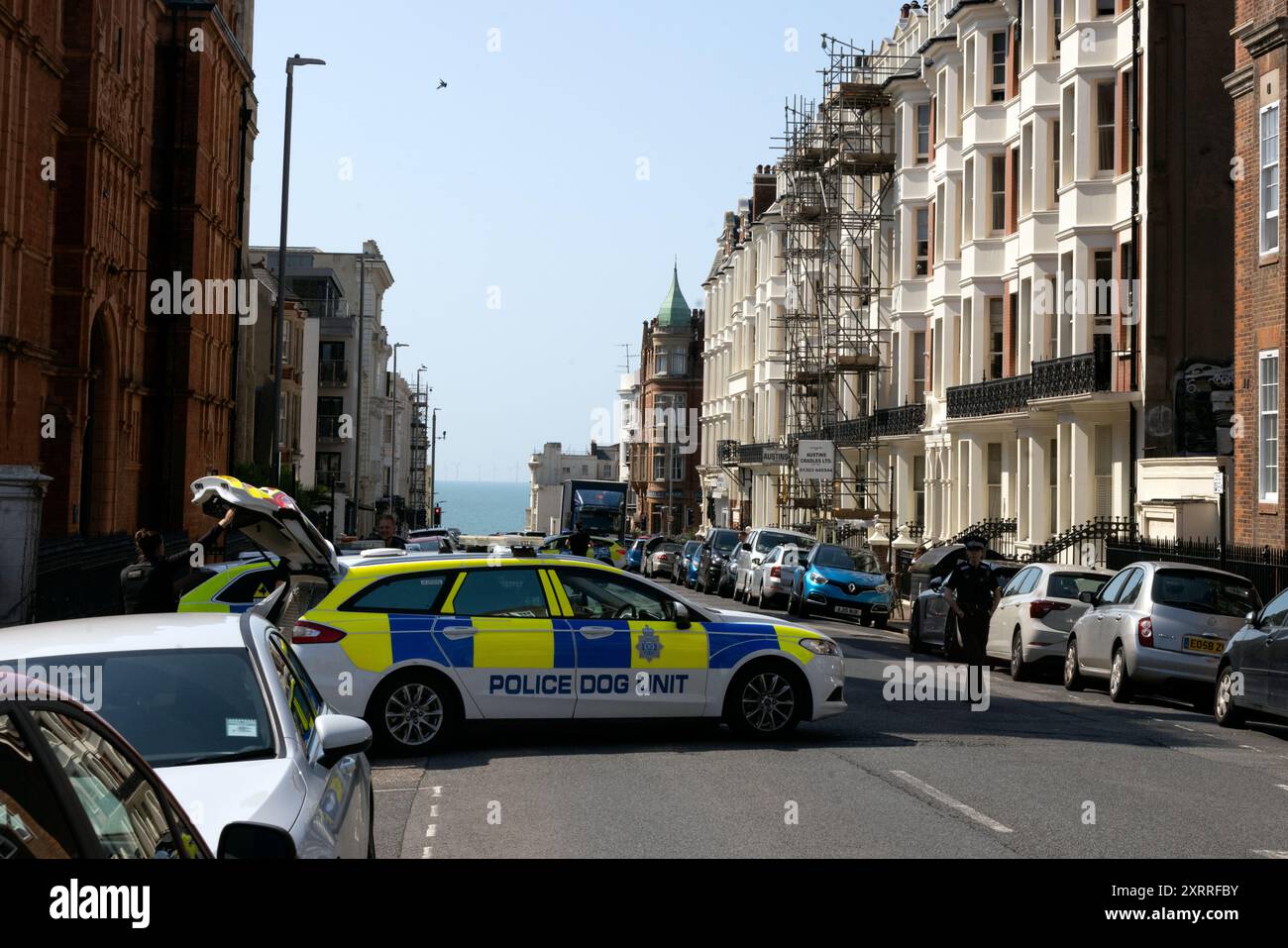 Hove Hebrew Congregation, Holland Road, Stadt Brighton & Hove, East Sussex, Großbritannien. Sussex Police blockiert die Holland Road, Hove, Stadt Brighton & Hove, nachdem ein verdächtiges Paket vor der Hove Hebrew Congregation Synagoge gemeldet wurde. August 2024. David Smith Alamy News Stockfoto