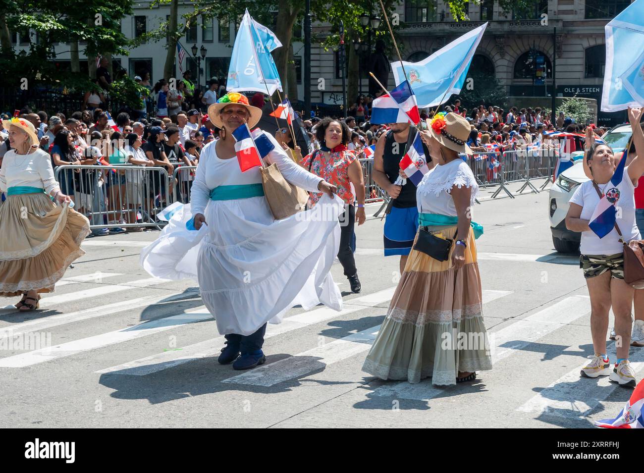New York, New York, USA. August 2024. (NEU) 42bd jährliche Parade zum Dominikanischen Nationalfeiertag 2024. 11. August 2024, New York, USA: Teilnehmer in traditioneller Kleidung marschieren bei der Dominican Day Parade auf der 6th Avenue am 11. August 2024 in New York City. Die National Dominican Day Parade feierte 42 Jahre Marsch auf der Sixth Avenue in Manhattan. Die Parade feiert dominikanische Kultur, Folklore und Traditionen. (Foto: M10s/TheNews2) (Foto: M10s/Thenews2/Zumapress) (Bild: © Ron Adar/TheNEWS2 Via ZUMA Press Wire) NUR ZUR REDAKTIONELLEN VERWENDUNG! Nicht für kommerzielle ZWECKE! Stockfoto