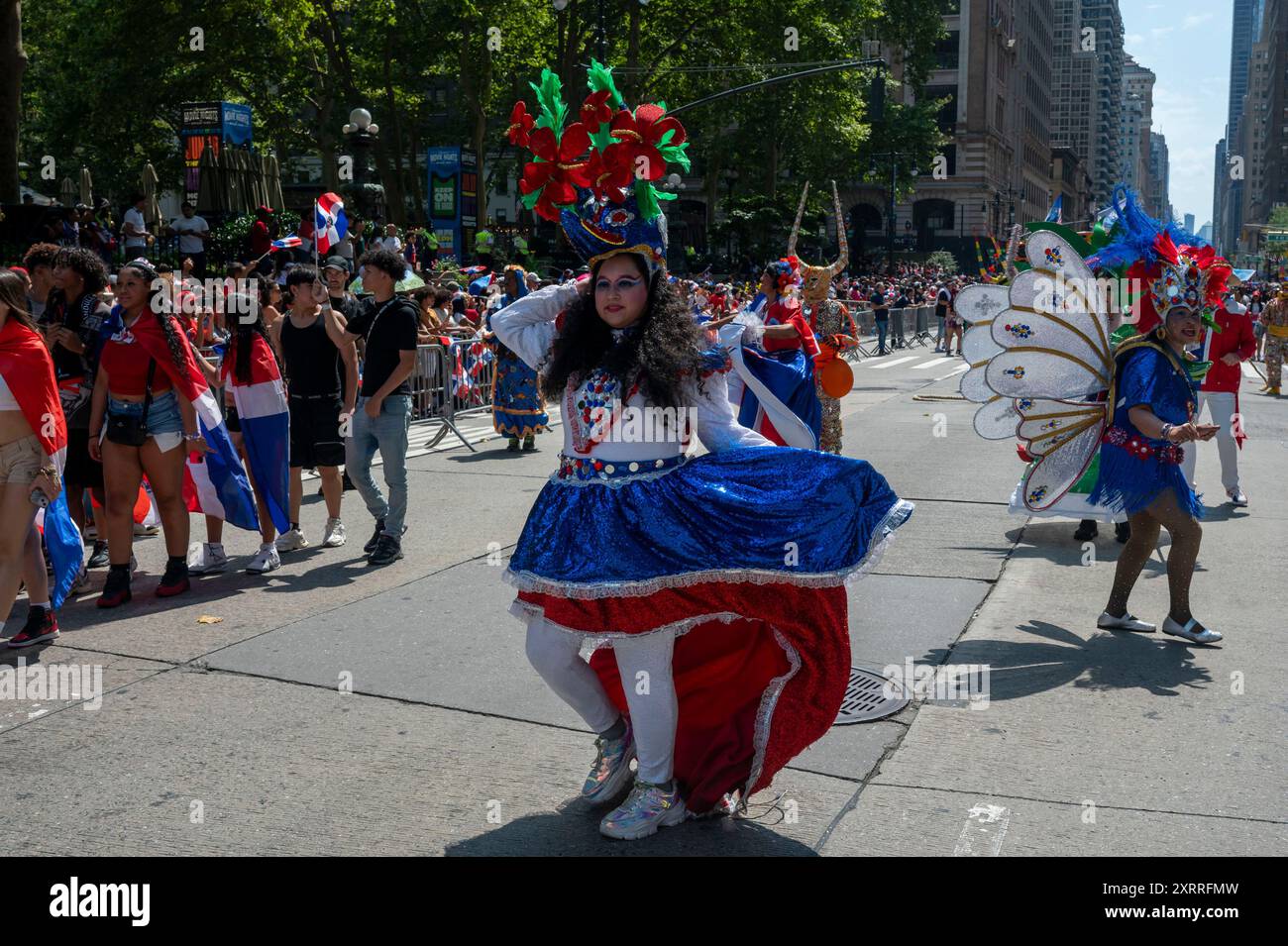 New York, New York, USA. August 2024. (NEU) 42bd jährliche Parade zum Dominikanischen Nationalfeiertag 2024. 11. August 2024, New York, USA: Teilnehmer des kostümmarsches bei der Dominican Day Parade auf der 6th Avenue am 11. August 2024 in New York City. Die National Dominican Day Parade feierte 42 Jahre Marsch auf der Sixth Avenue in Manhattan. Die Parade feiert dominikanische Kultur, Folklore und Traditionen. (Foto: M10s/TheNews2) (Foto: M10s/Thenews2/Zumapress) (Bild: © Ron Adar/TheNEWS2 Via ZUMA Press Wire) NUR ZUR REDAKTIONELLEN VERWENDUNG! Nicht für kommerzielle ZWECKE! Stockfoto