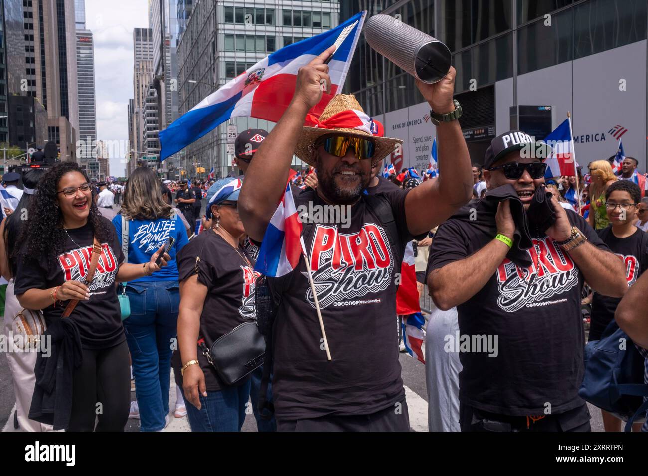 New York, New York, USA. August 2024. (NEU) 42bd jährliche Parade zum Dominikanischen Nationalfeiertag 2024. 11. August 2024, New York, USA: Die Teilnehmer spielen Musik bei der Dominican Day Parade auf der 6th Avenue am 11. August 2024 in New York City. Die National Dominican Day Parade feierte 42 Jahre Marsch auf der Sixth Avenue in Manhattan. Die Parade feiert dominikanische Kultur, Folklore und Traditionen. (Foto: M10s/TheNews2) (Foto: M10s/Thenews2/Zumapress) (Bild: © Ron Adar/TheNEWS2 Via ZUMA Press Wire) NUR ZUR REDAKTIONELLEN VERWENDUNG! Nicht für kommerzielle ZWECKE! Stockfoto