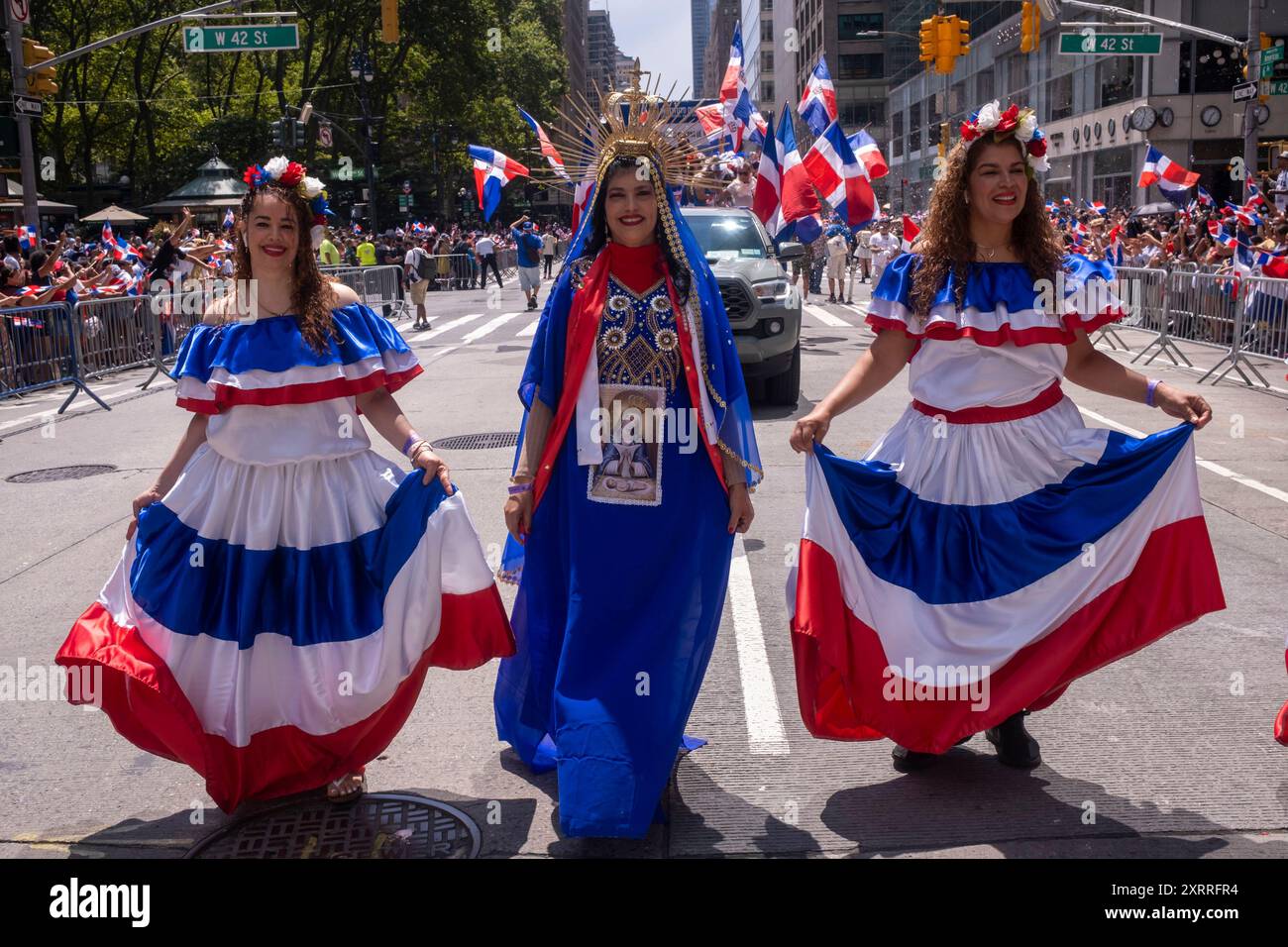 New York, New York, USA. August 2024. (NEU) 42bd jährliche Parade zum Dominikanischen Nationalfeiertag 2024. 11. August 2024, New York, USA: Teilnehmer des kostümmarsches bei der Dominican Day Parade auf der 6th Avenue am 11. August 2024 in New York City. Die National Dominican Day Parade feierte 42 Jahre Marsch auf der Sixth Avenue in Manhattan. Die Parade feiert dominikanische Kultur, Folklore und Traditionen. (Foto: M10s/TheNews2) (Foto: M10s/Thenews2/Zumapress) (Bild: © Ron Adar/TheNEWS2 Via ZUMA Press Wire) NUR ZUR REDAKTIONELLEN VERWENDUNG! Nicht für kommerzielle ZWECKE! Stockfoto