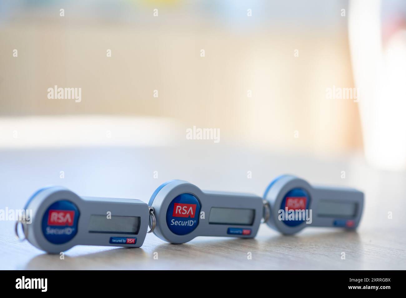 Timisoara, Rumänien - 20. Juni 2021: Nahaufnahme eines RSA SecurID-Tokens auf einem Holztisch, SID700 Stockfoto