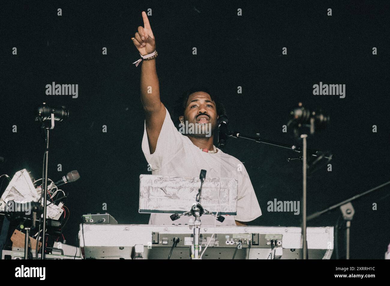 Kopenhagen, Dänemark. August 2024. Der englische Sänger, Songwriter und Musiker Sampha gibt ein Live-Konzert während des dänischen Musikfestivals Syd for Solen 2024 in Kopenhagen. Stockfoto