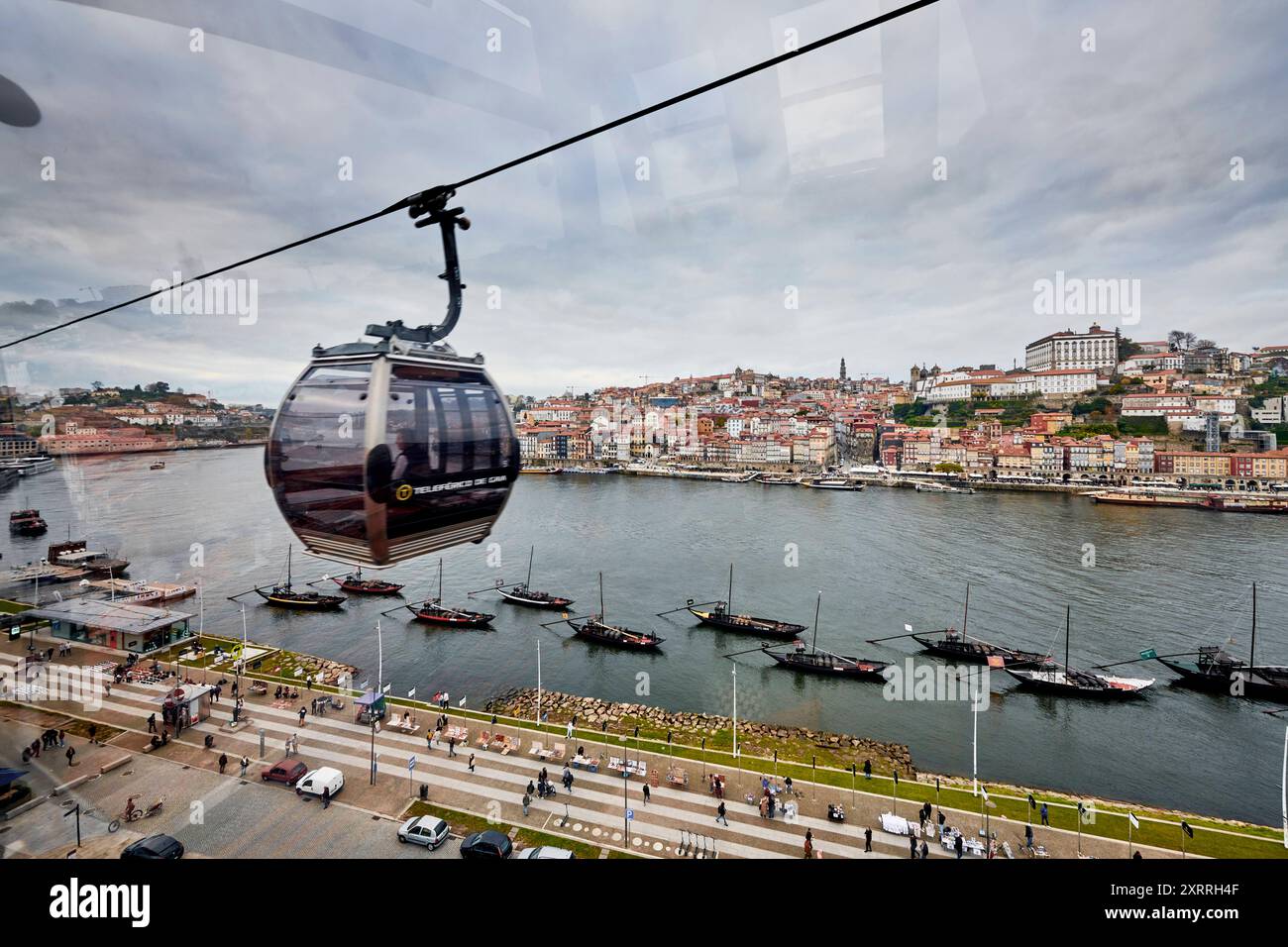 Gondel der Seilbahn Teleferico de Gaia, am Cais de Gaia am Fluss Douro, am anderen Ufer die Altstadt von Porto Impressionen Porto *** Gondel der Seilbahn Teleferico de Gaia, am Cais de Gaia am Fluss Douro, auf der anderen Seite die Altstadt von Porto Impressionen von Porto Stockfoto Gondel der Seilbahn Teleferico de Gaia, am Cais de Gaia am Fluss Douro, am anderen Ufer die Altstadt von Porto Impressionen Porto *** Gondel der Seilbahn Teleferico de Gaia, am Cais de Gaia am Fluss Douro, auf der anderen Seite die Altstadt von Porto Impressionen von Porto Stockfoto