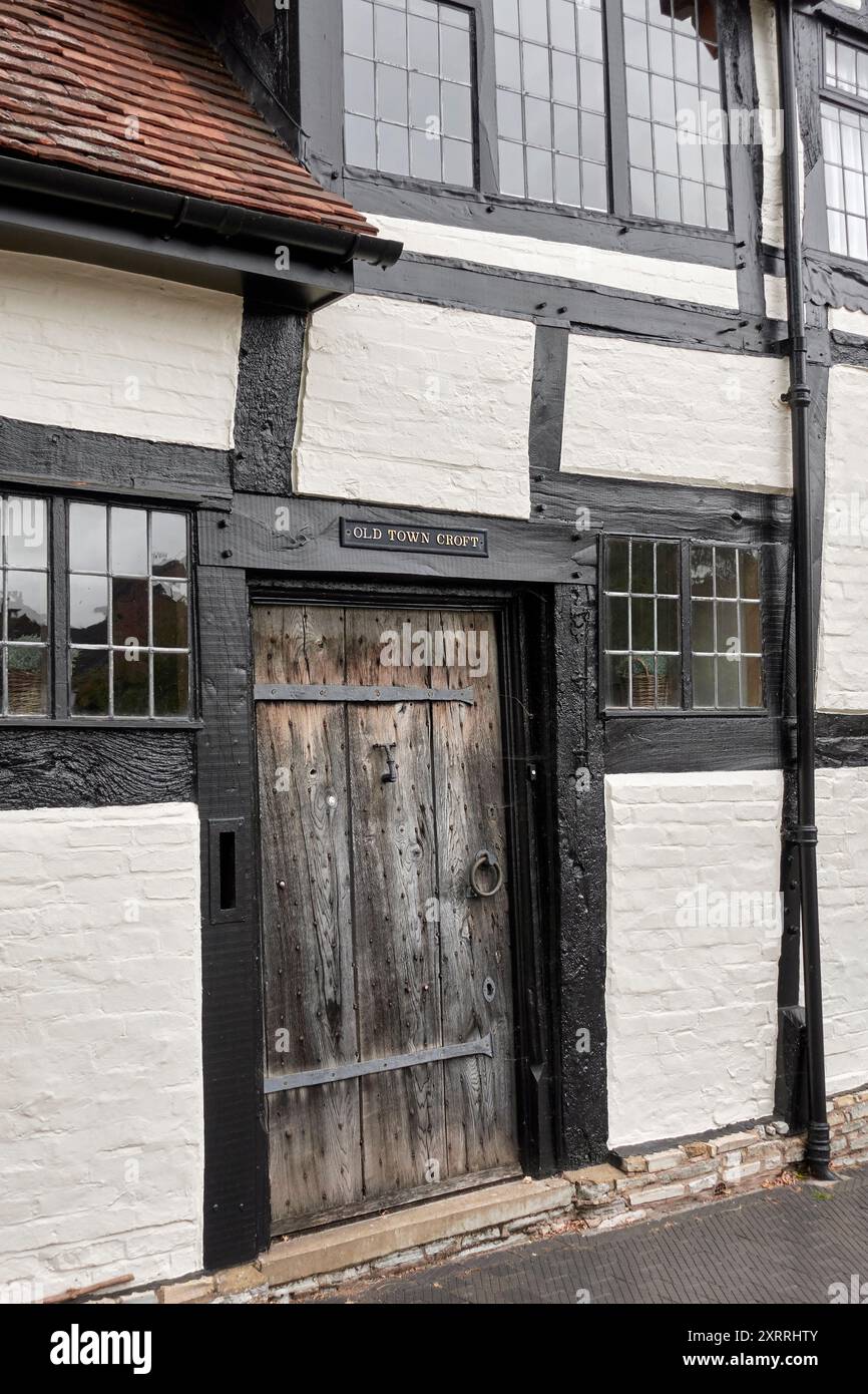 Die Fassade des Hauses aus der Tudor-Zeit in einem traditionellen englischen schwarz-weißen Landhaus. Stratford-upon-Avon, England, Großbritannien Stockfoto