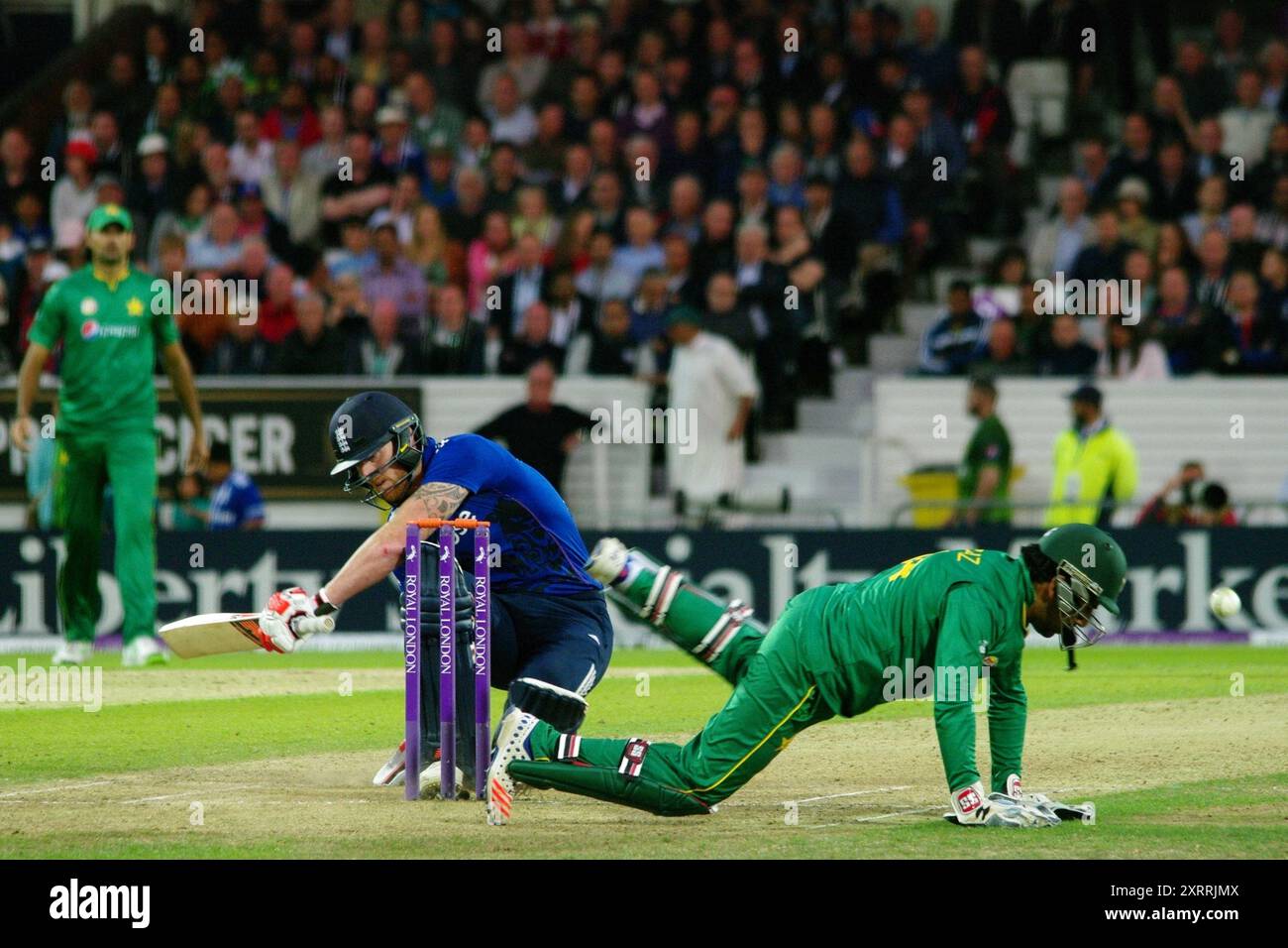 Leeds, Großbritannien, 1. September 2016. Wicketkeeper Sarfraz Ahmed spielte für Pakistan und Ben Stokes spielte für England im 4. Royal London One Day International in Headingley. Quelle: Colin Edwards Stockfoto