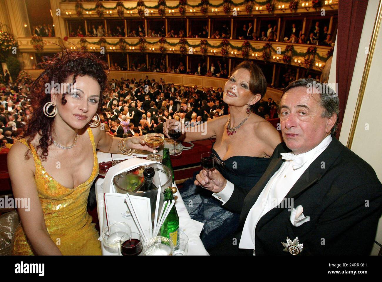 Wiener Opernball 2002, Wien, 7.2.2002 Claudia Cardinale, Christina und Richard Lugner Wien Österreich *** Wiener Opernball 2002, Wien, 7 2 2002 Claudia Cardinale, Christina und Richard Lugner Wien Österreich VR 1011081 33 Stockfoto