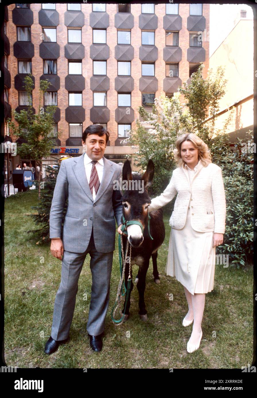 1979 heiratete Richard Lugner seine zweite Frau Cornelia Hahn. Die Ehe hielt nur wenige Jahre, der damalige Chef der OPEC, für die Lugner ein Gebäude am Ring baute, spannte sie ihm aus Fotos: Leopold NEKULA / VIENNAREPORT e. U. âÖï Baufirma LUGNER Firmenfeier xx.xx.1982, Kaiserstraße, Wien. Enkelkinder im Schlepptau: https://www.merkur.de/lokales/muenchen/oktoberfest/enkelkinder-schlepptau-oktoberfest-muenchen-moertel-oesterreich-wirt-lugner-wiesn-promi-92530494.html. Bild: Mörtel Richard Lugner und seine 2. Ehefrau Cornelia Hahn, Esel. KODAK 5036 . NIKON Super Coolscan 5000 ED. VueScan 5 Stockfoto