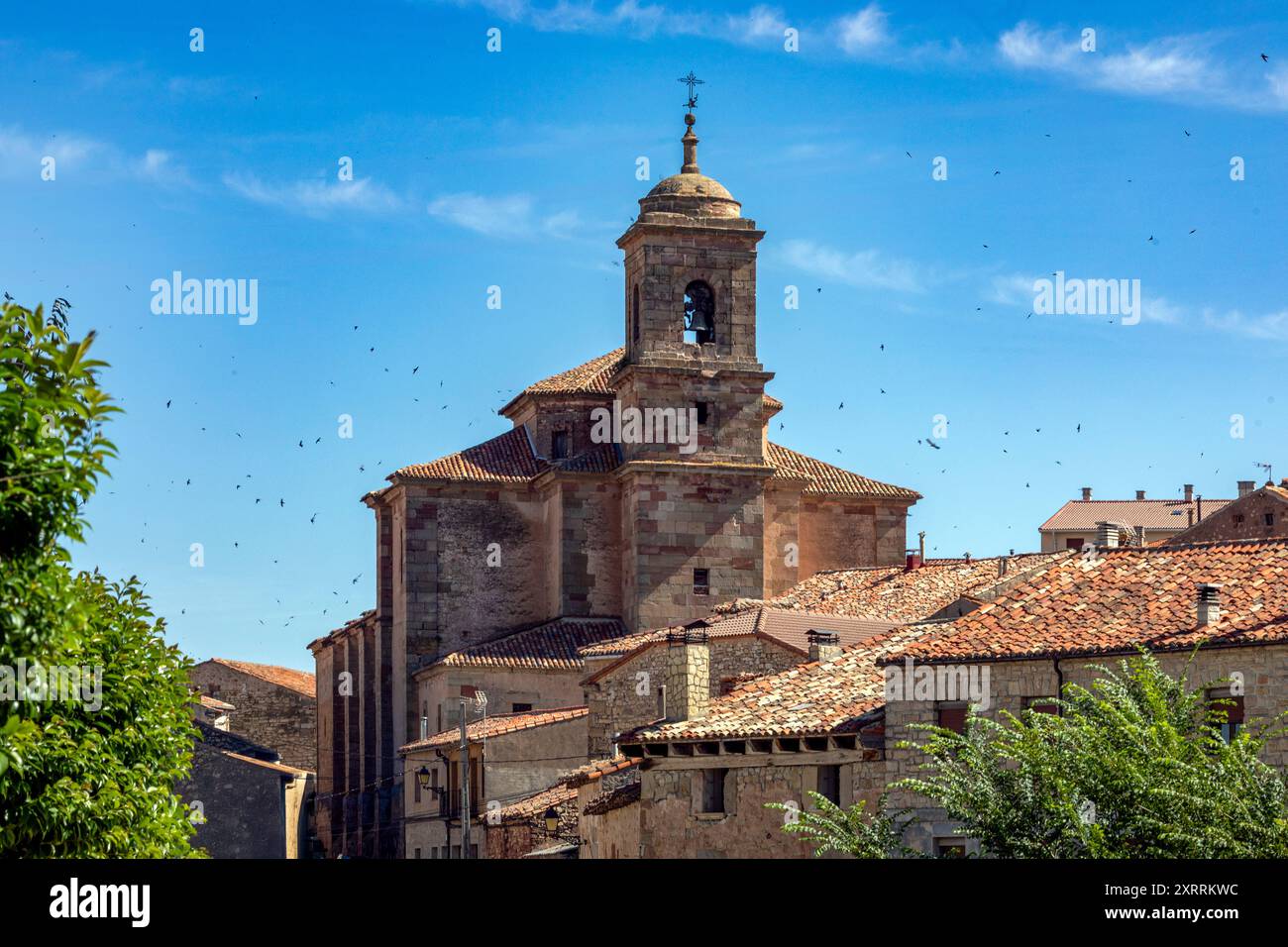 Rückansicht der Pfarrkirche Santa María, Sigüenza, Guadalajara, Castilla-La Mancha, Spanien, mit seinem Glockenturm als Hauptattraktion. Stockfoto