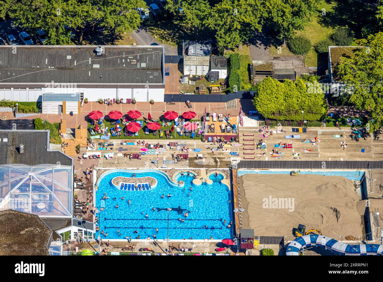 Luftbild, Freizeitbad LAGO-die Therme im Gysenbergpark, Badegäste im Freibad mit Wellenbad und Wasserrutsche, Sonnenschirme auf der Liegewiese, Baustelle, Sodingen, Herne, Ruhrgebiet, Nordrhein-Westfalen, Deutschland ACHTUNGxMINDESTHONORARx60xEURO *** Luftblick, Freizeitbad LAGO die Therme im Gysenbergpark, Badende im Freibad mit Wellenbad und Wasserrutsche, Sonnenschirme auf der Liegewiese, Baustelle, Sodingen, Herne, Ruhrgebiet, Nordrhein-Westfalen, Deutschland ACHTUNGxMINDESTHONORARx60xEURO Stockfoto