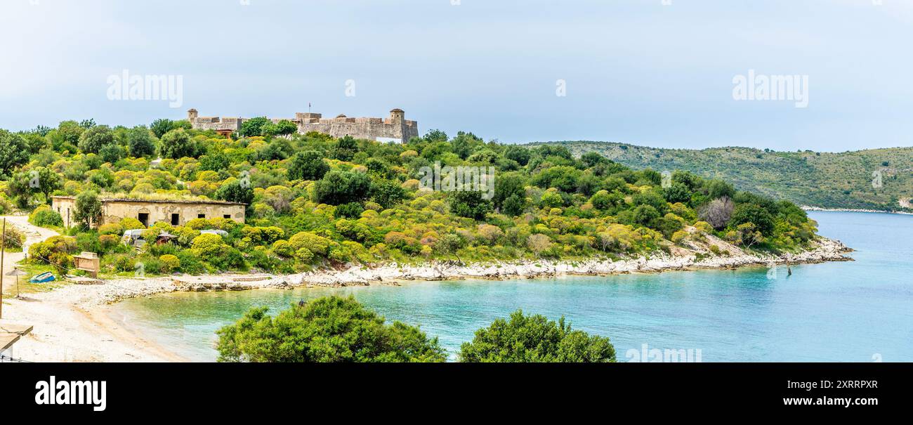 Blick über den Strand von Palermo in Richtung der Burg von Porto Palermo in der Nähe von Sarandra, Albanien im Sommer Stockfoto