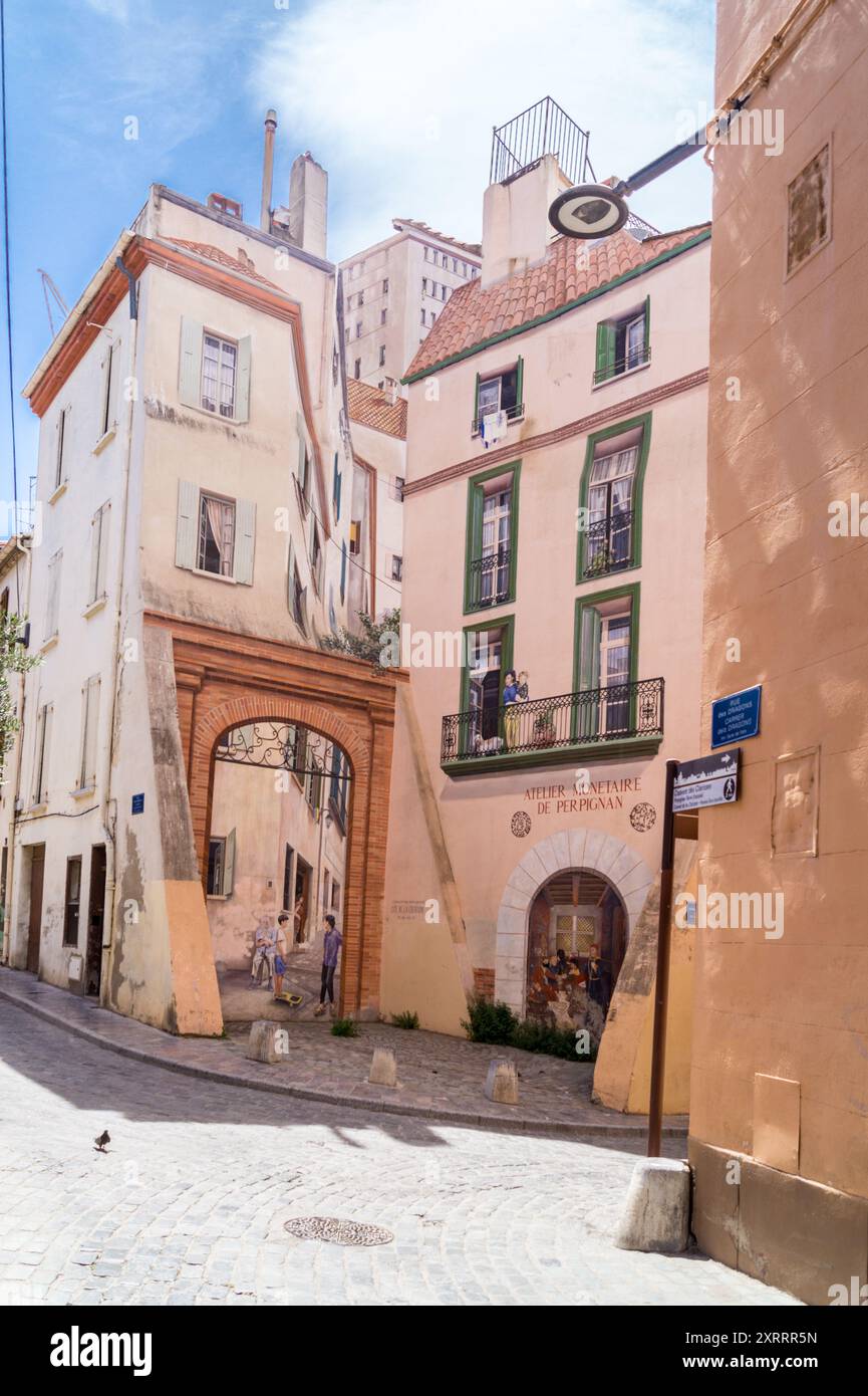 Fresko "Mur de la Monnaie" mit der ehemaligen Münzprägeanstalt von Cité Création, 1990, Perpignan, Pyrénées Orientales, Occitanie, Frankreich Stockfoto